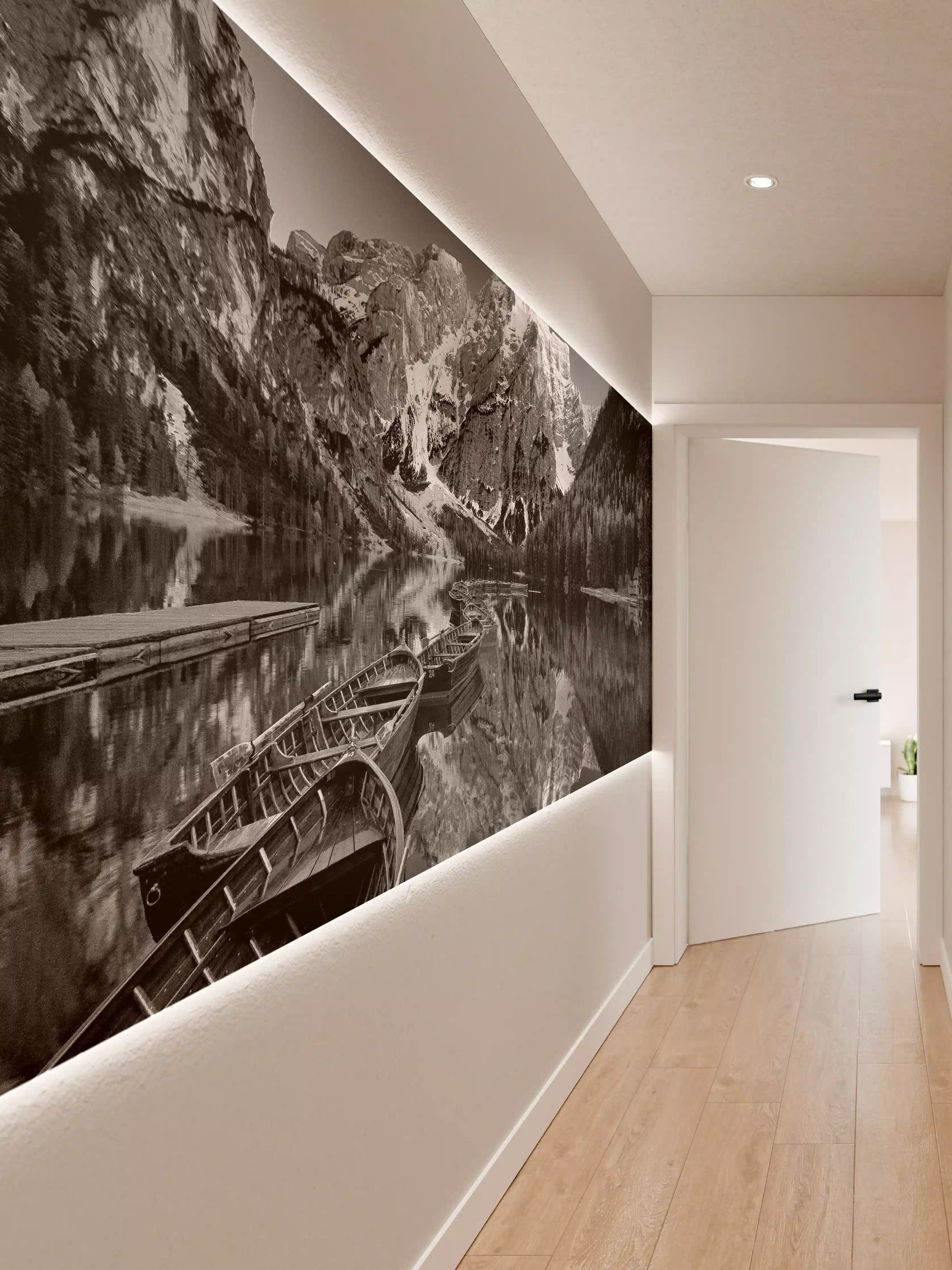 Wandverkleidung Flur - Malerische Bergsee mit Booten im Spiegel