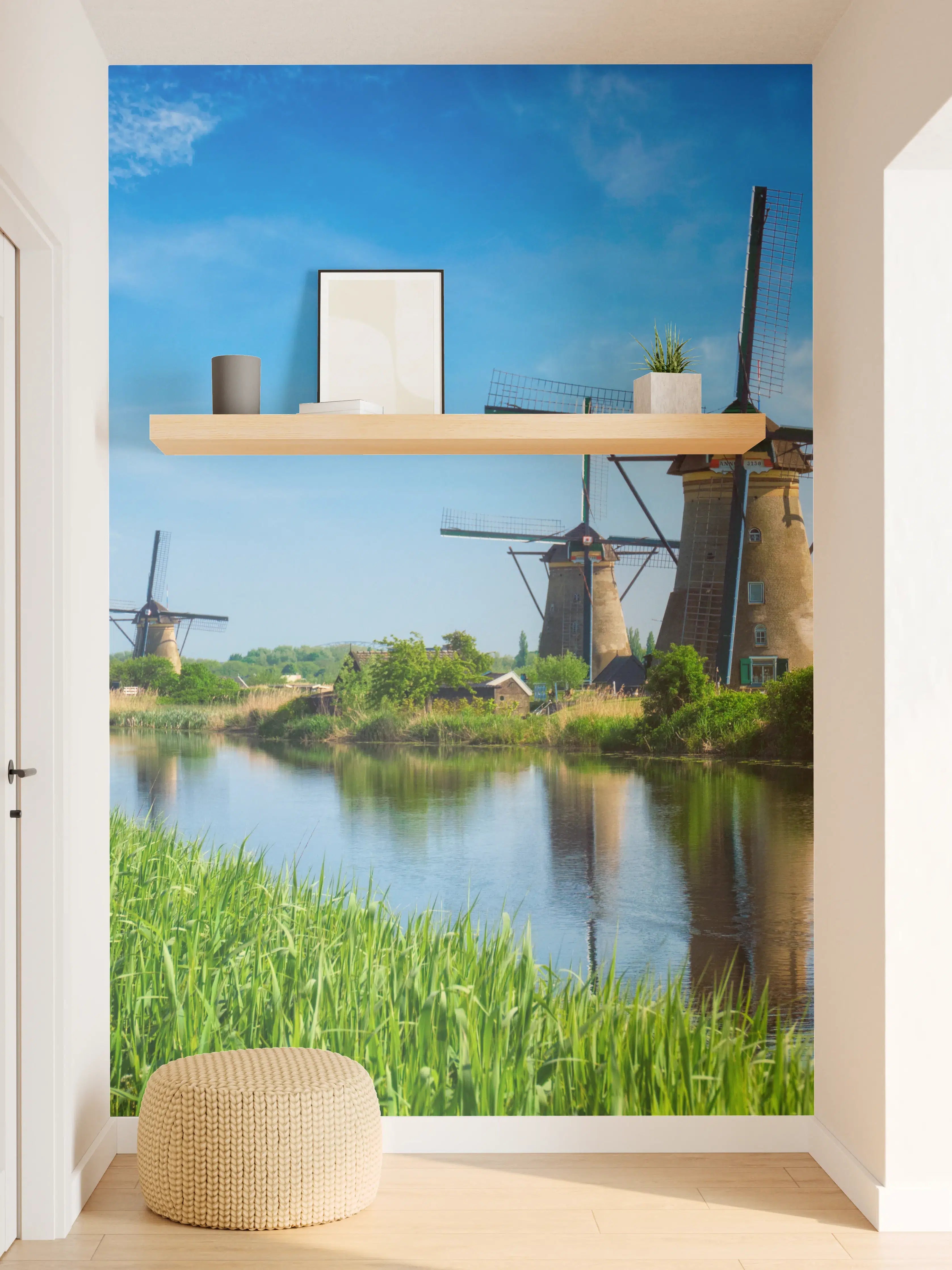 Wandverkleidung Flur - Malerische Windmühlen an einem ruhigen Wasserarm