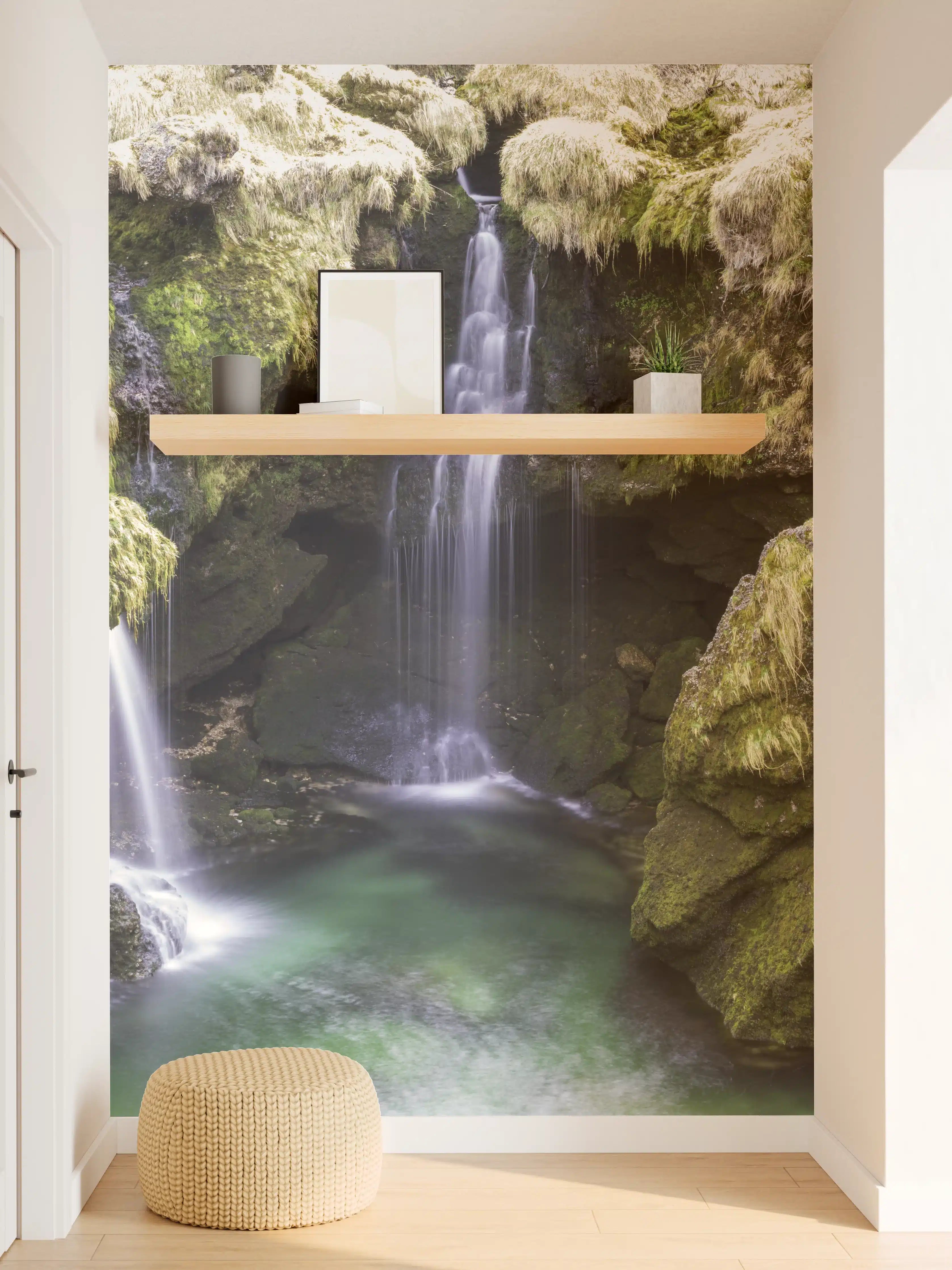 Wandverkleidung Flur - Malerischer Wasserfall in einer grünen Felsenwelt