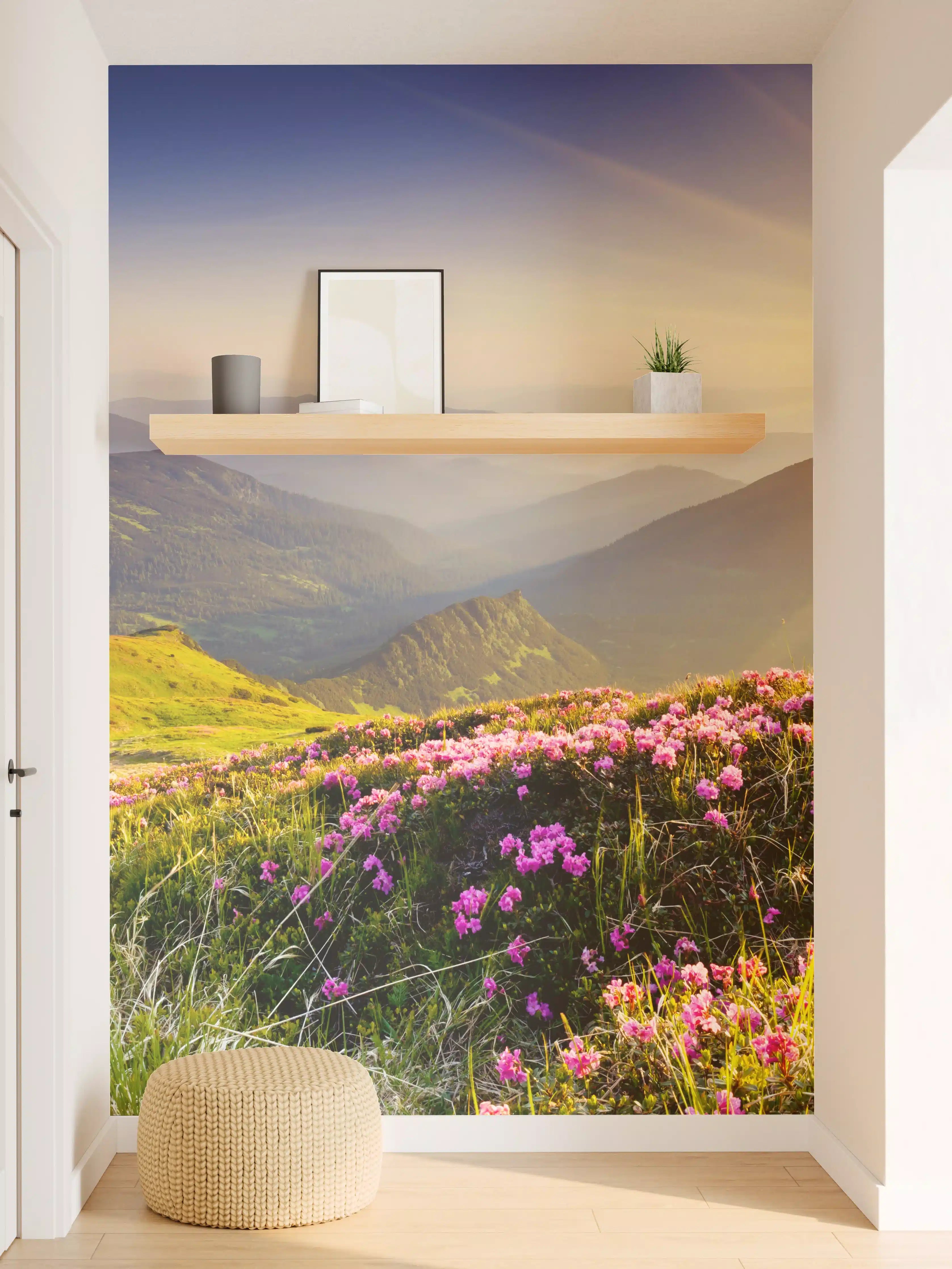 Wandverkleidung Flur - Malersiche Berg- und Blumenlandschaft bei Sonnenaufgang