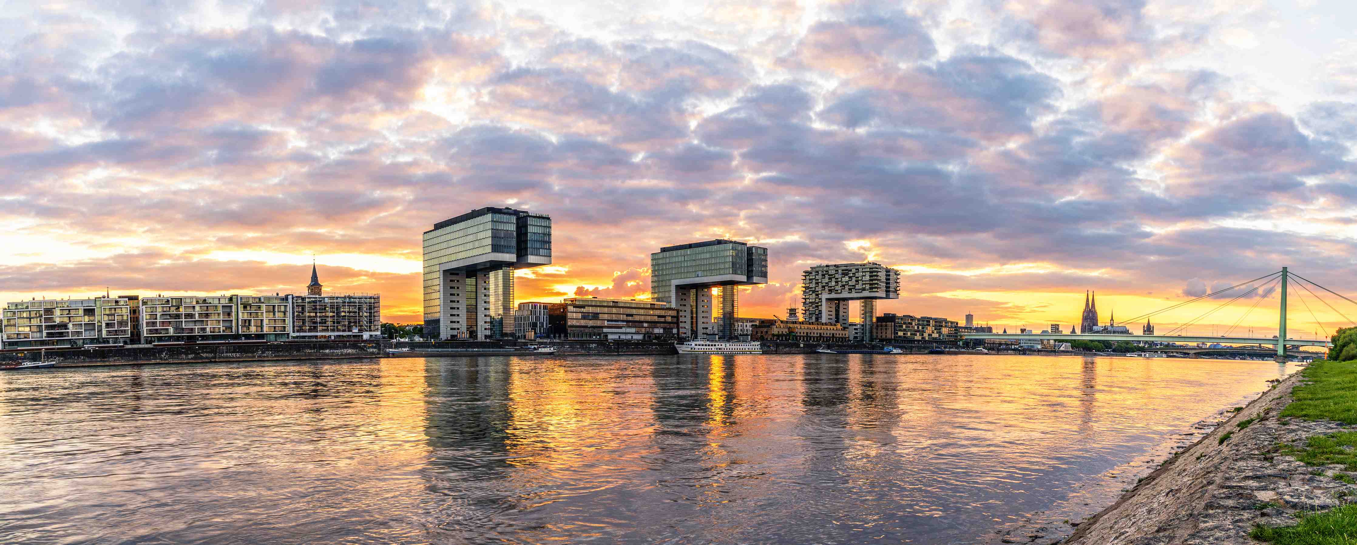 Wandverkleidung Flur-Modernes Stadtbild bei Sonnenuntergang auf dem Fluss