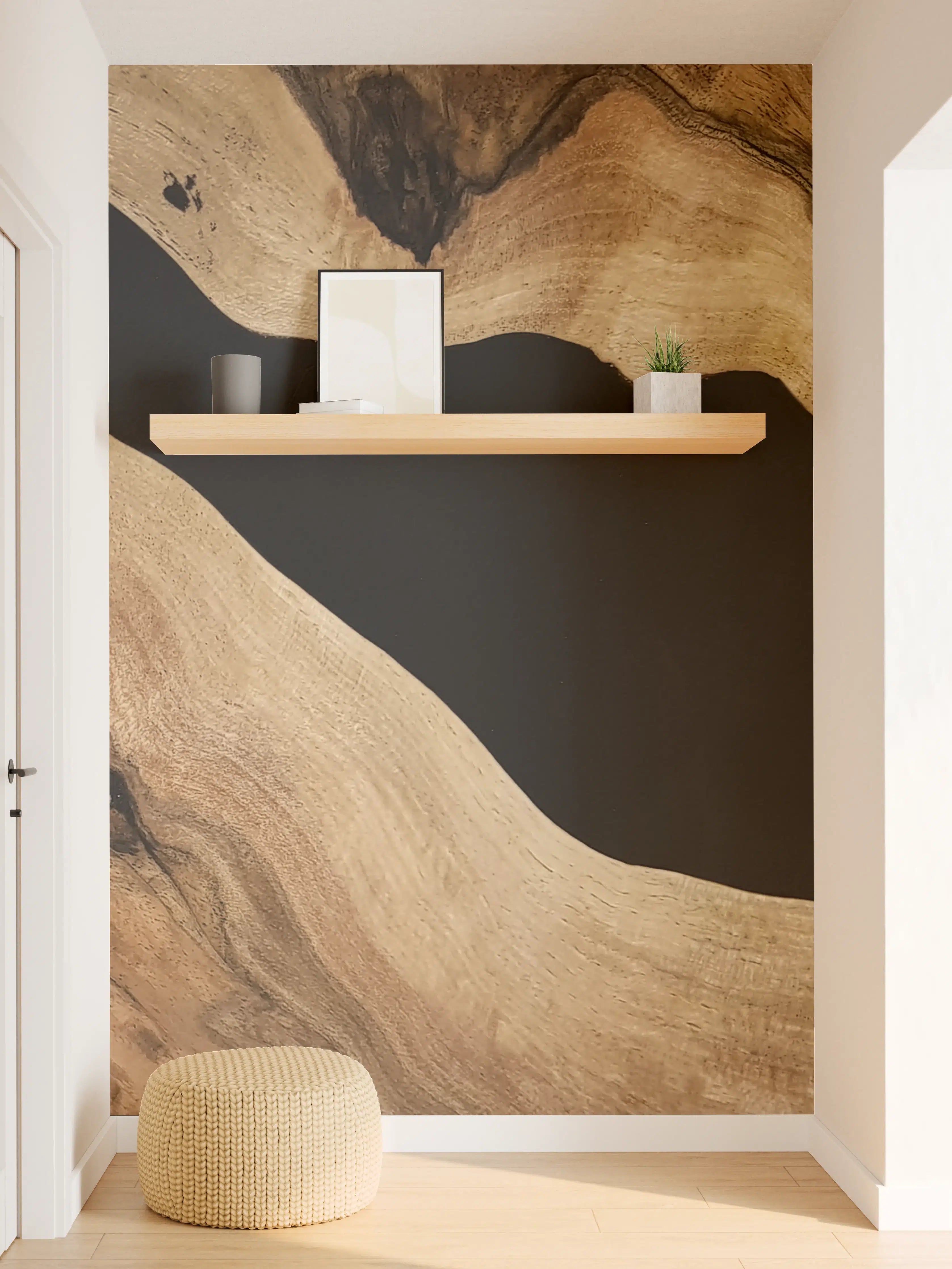 Wandverkleidung Flur - Natürliche Holzstruktur in dunklem Hintergrund