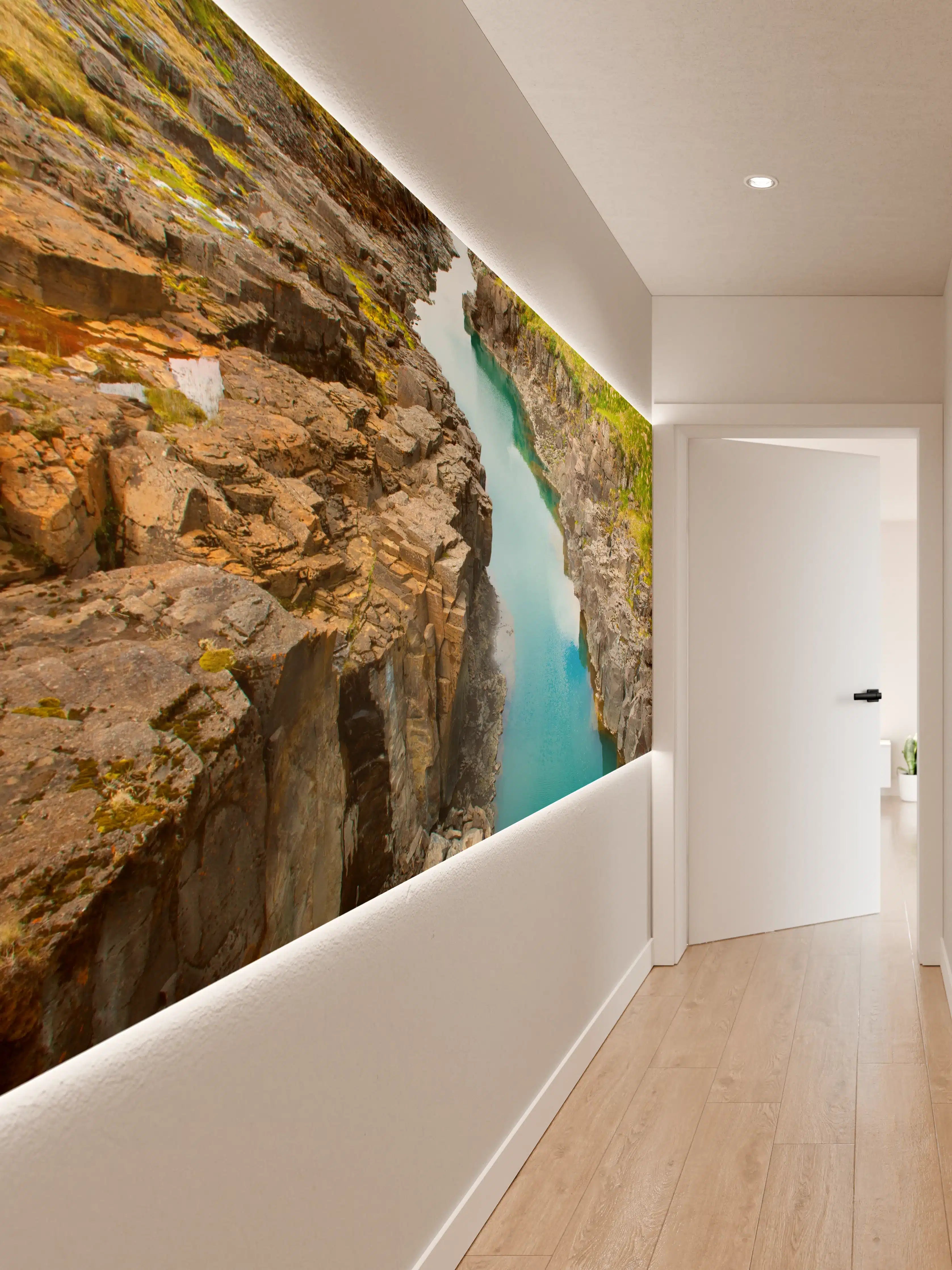 Wandverkleidung Flur - Naturpanorama mit klarer Wasserführung