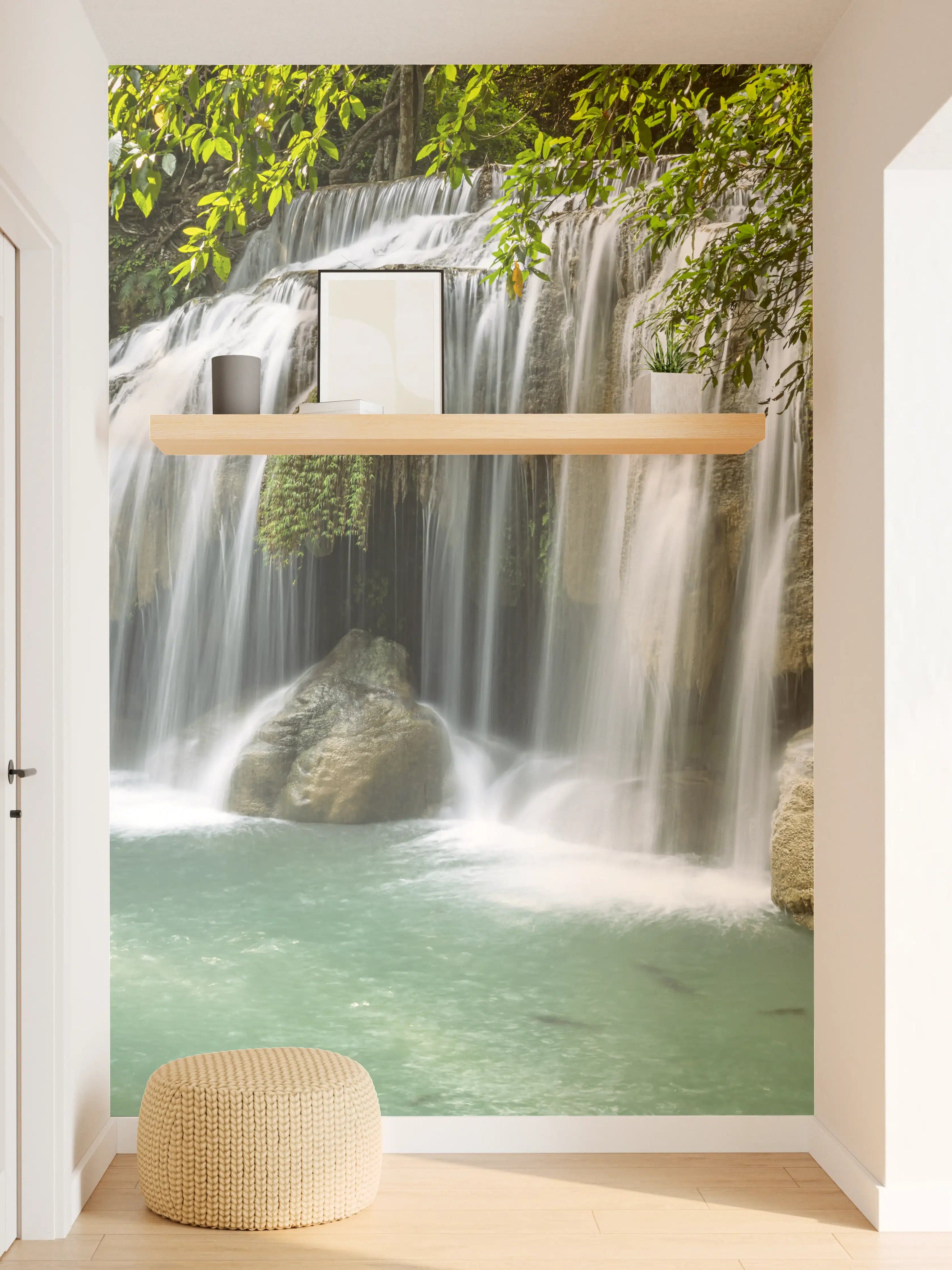 Wandverkleidung Flur - Naturwasserfall inmitten grüner Landschaft