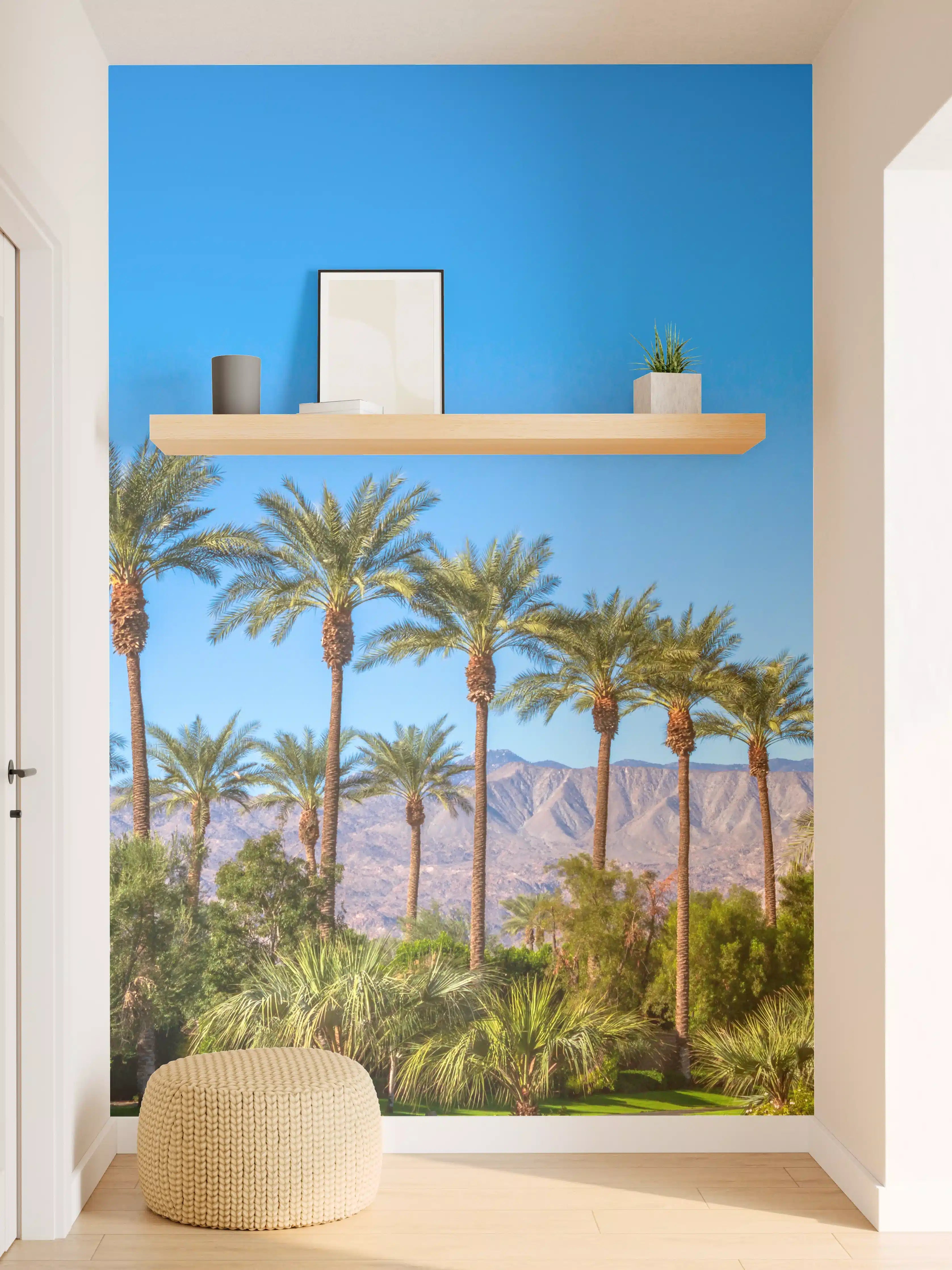 Wandverkleidung Flur - Palmen mit Bergkulisse unter klarem Himmel