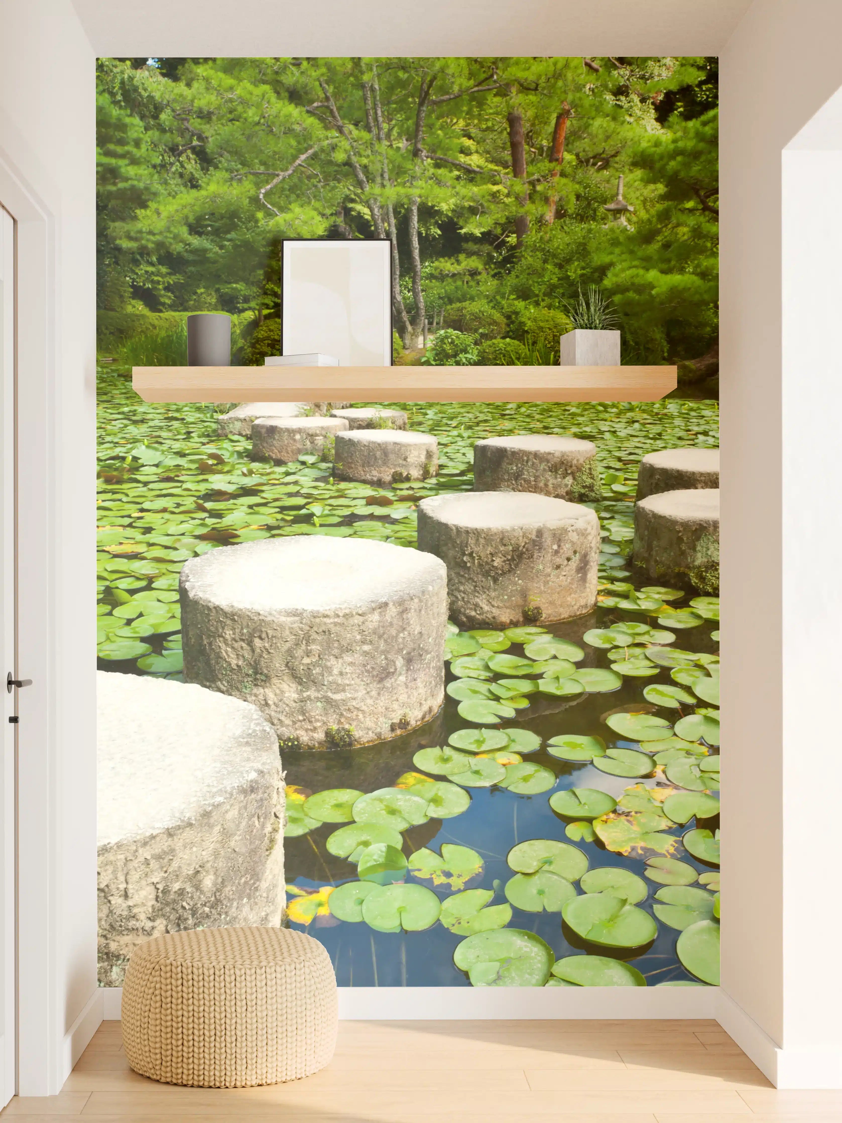 Wandverkleidung Flur - Pflanzenreicher Teich mit Steinpfad