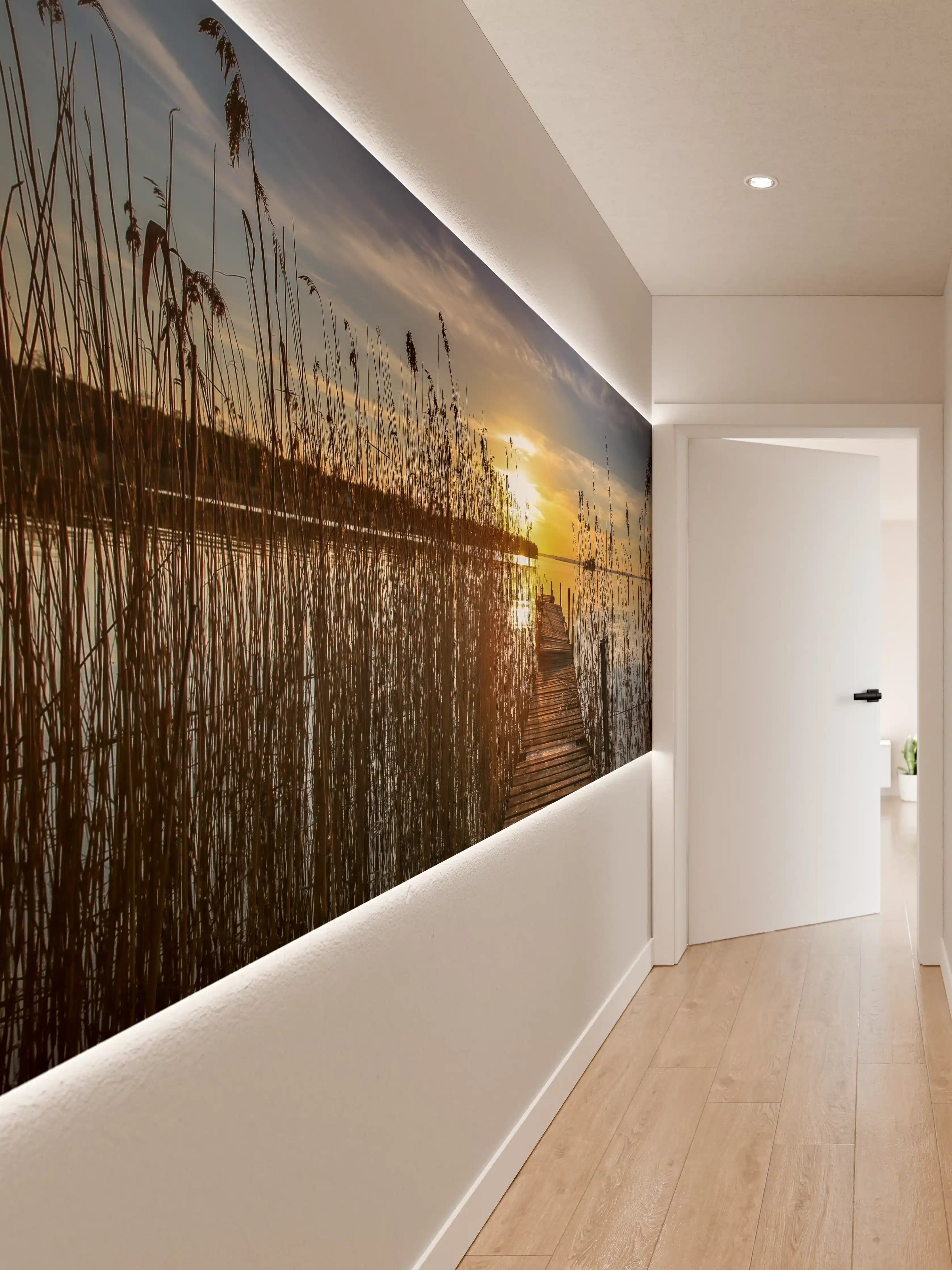 Wandverkleidung Flur - Romantischer Sonnenuntergang am Wasser mit Holzsteg