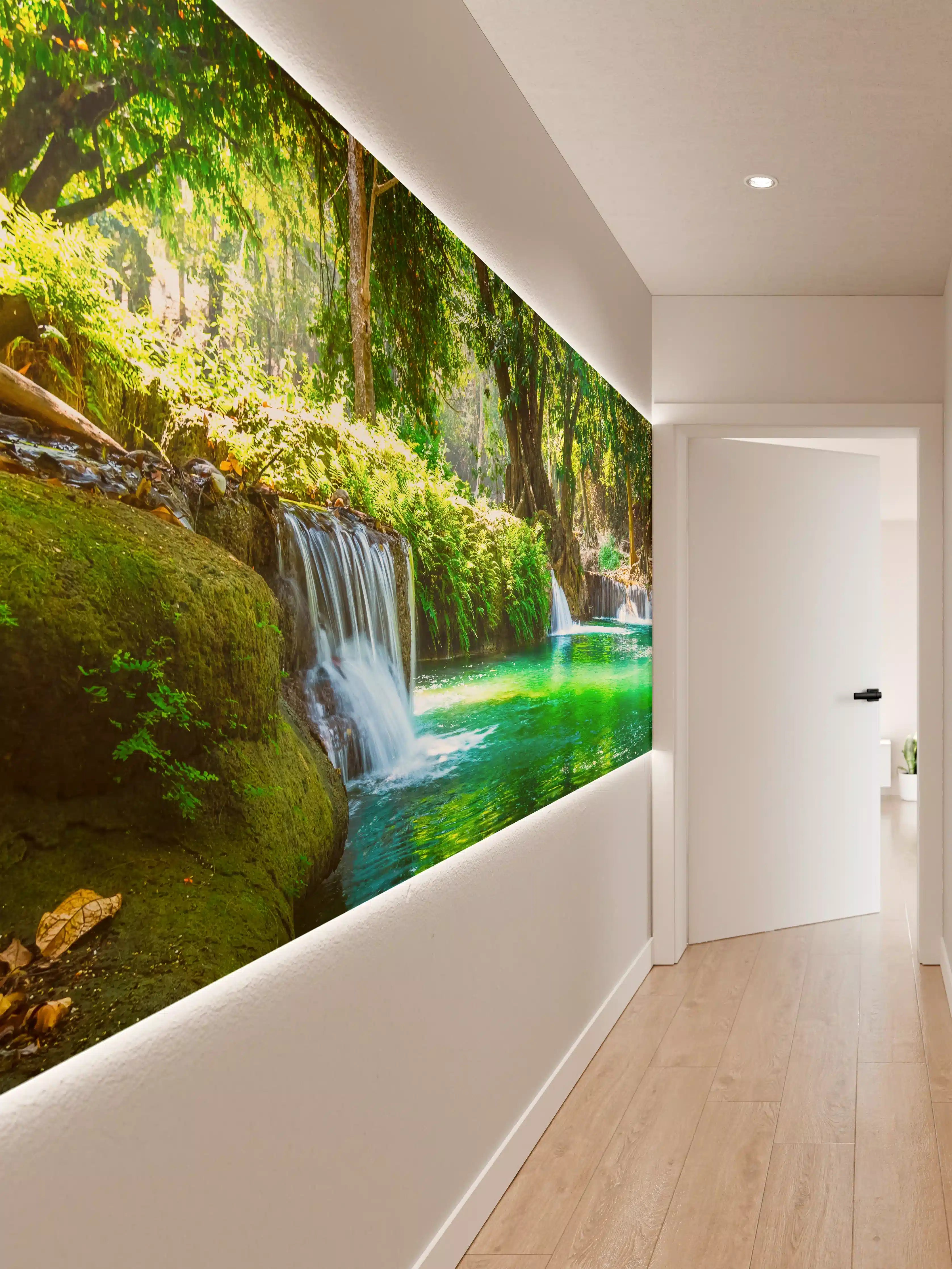 Wandverkleidung Flur - Sanfter Wasserfall im nebelgrauen Wald