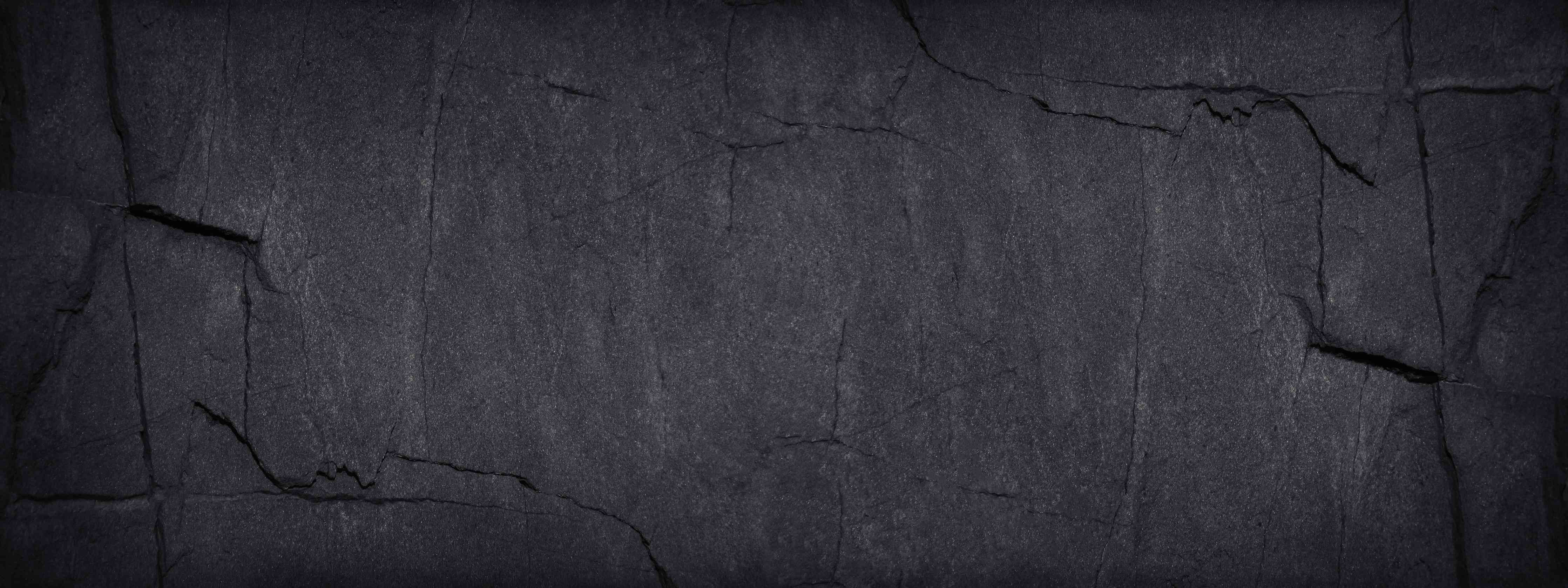 Wandverkleidung Flur-Schwarzgraue, alte Wand mit Rissen