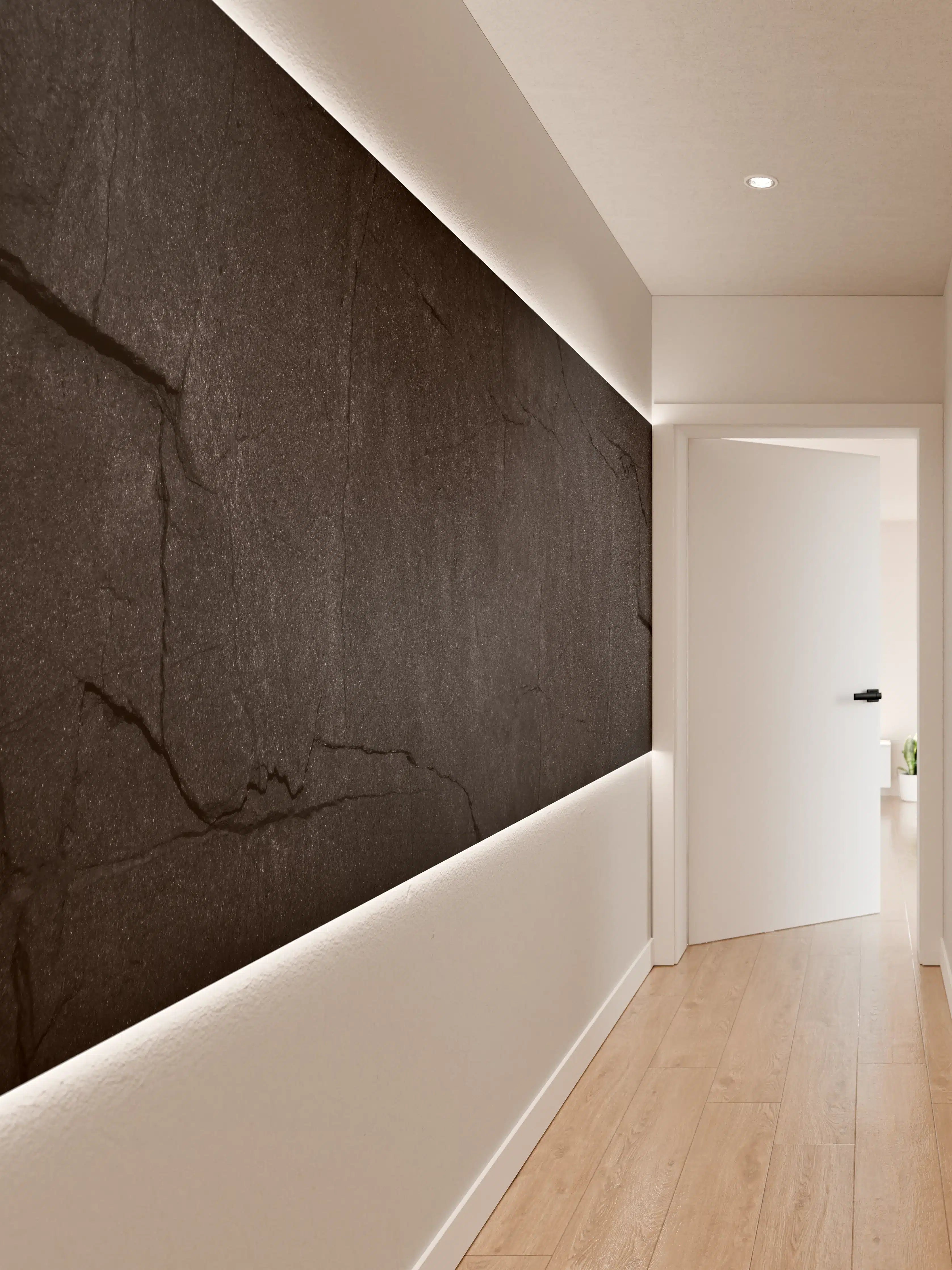 Wandverkleidung Flur - Schwarzgraue, alte Wand mit Rissen