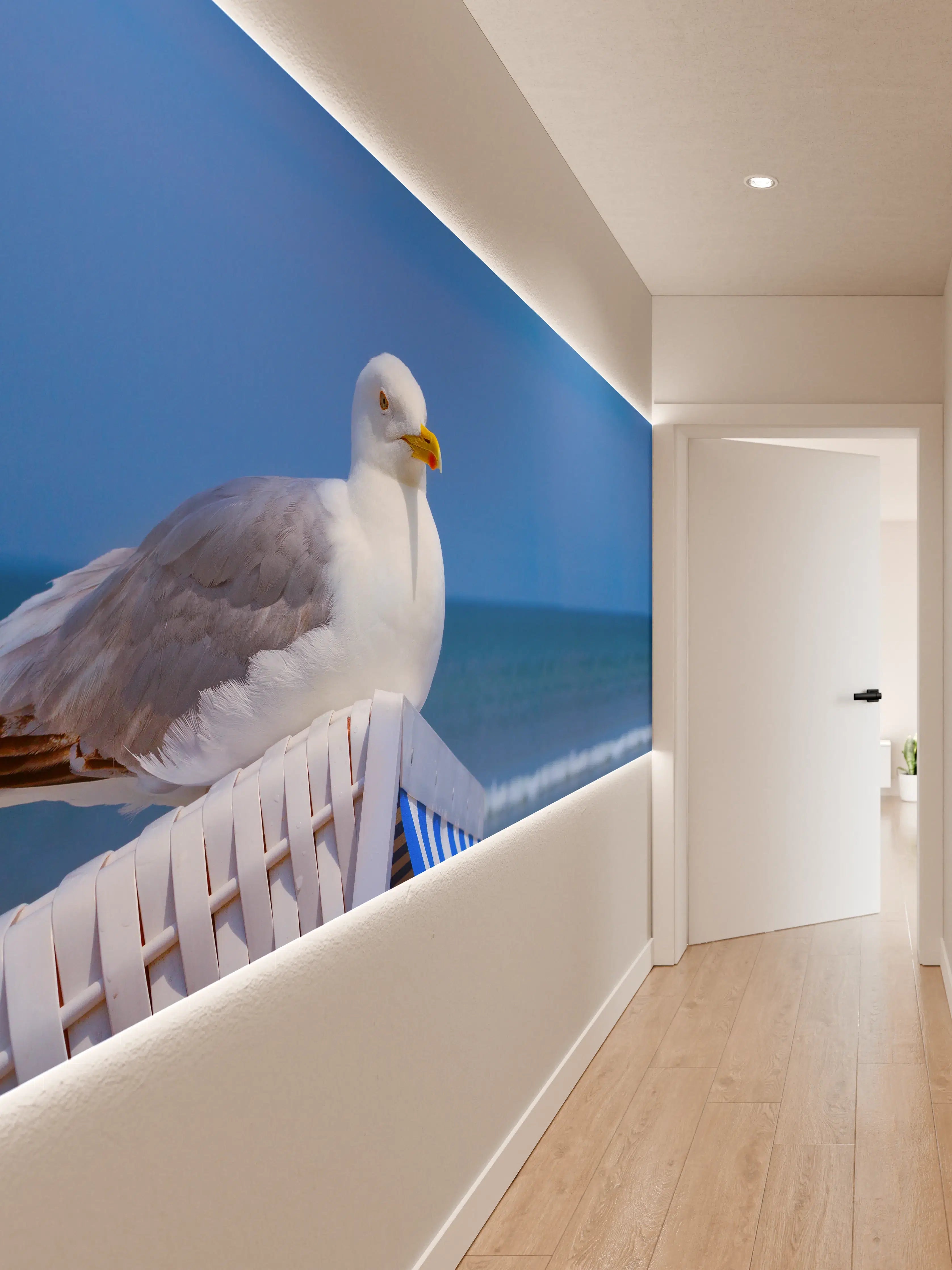 Wandverkleidung Flur - Seegull am Strand mit blauem Hintergrund