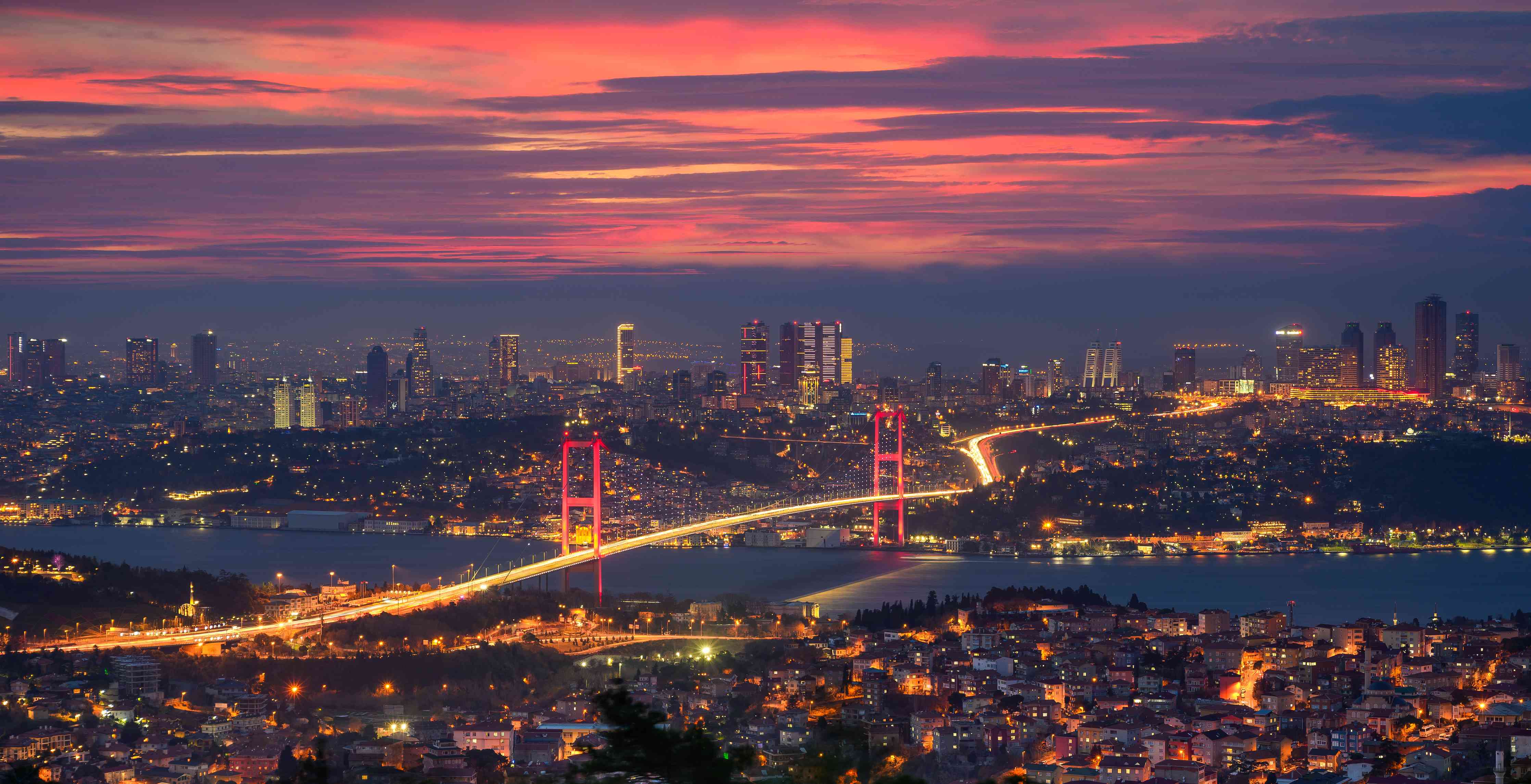Wandverkleidung Flur-Skyline bei Sonnenuntergang mit beleuchteter Brücke