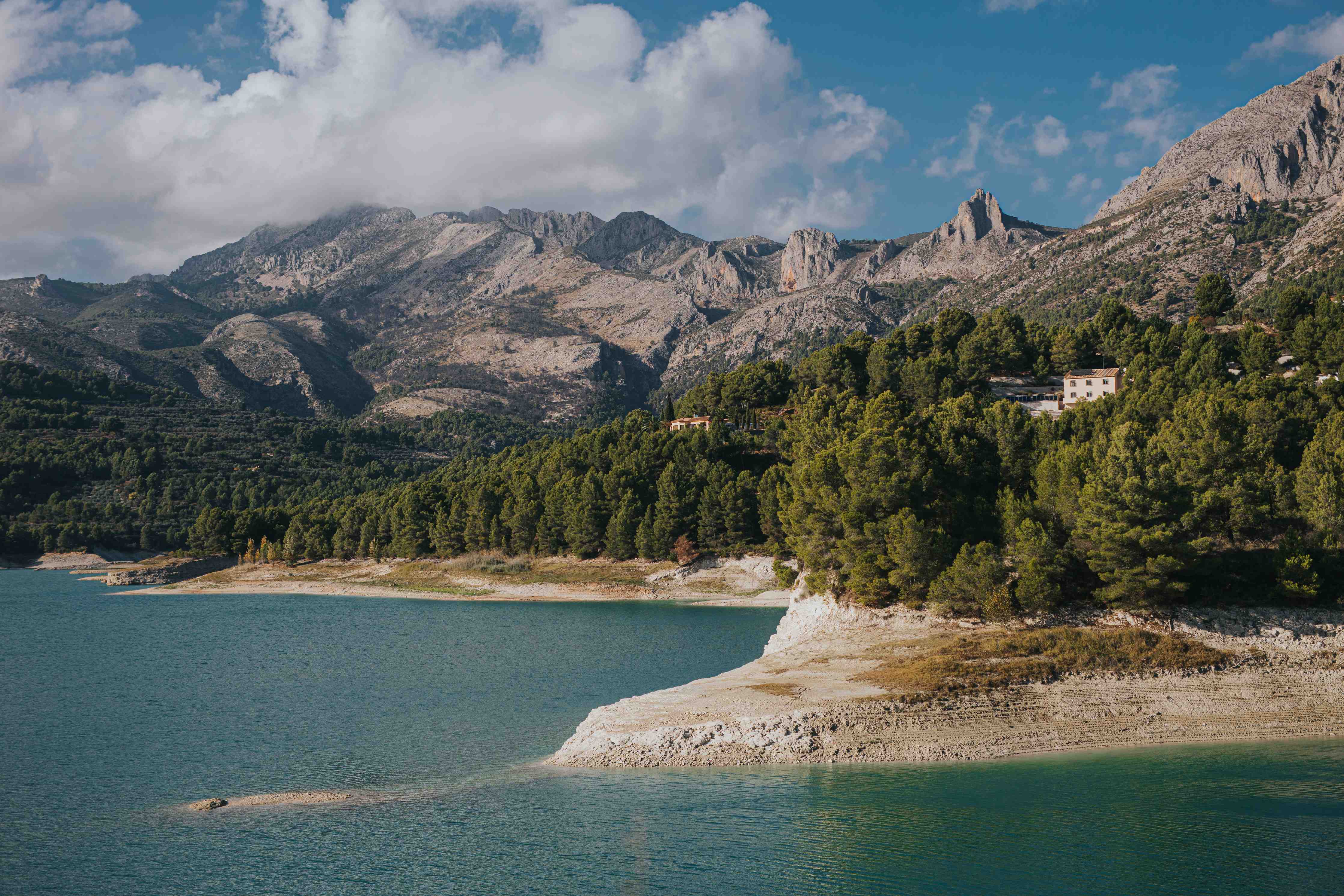 Wandverkleidung Flur-Spektakulärer Bergsee mit umliegenden Bergen