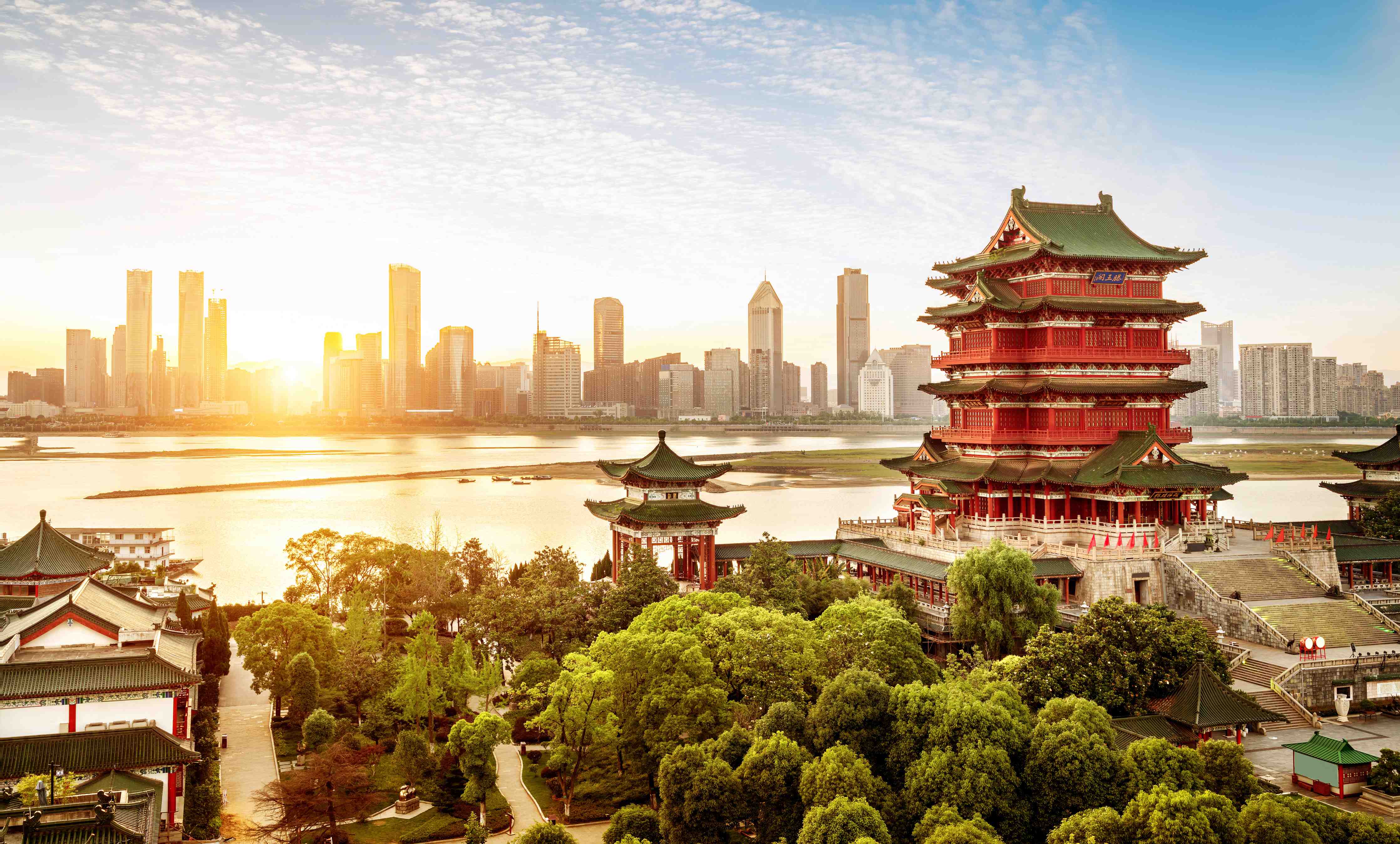 Wandverkleidung Flur-Traditionelle chinesische Tempel mit moderner Skyline im Hintergrund