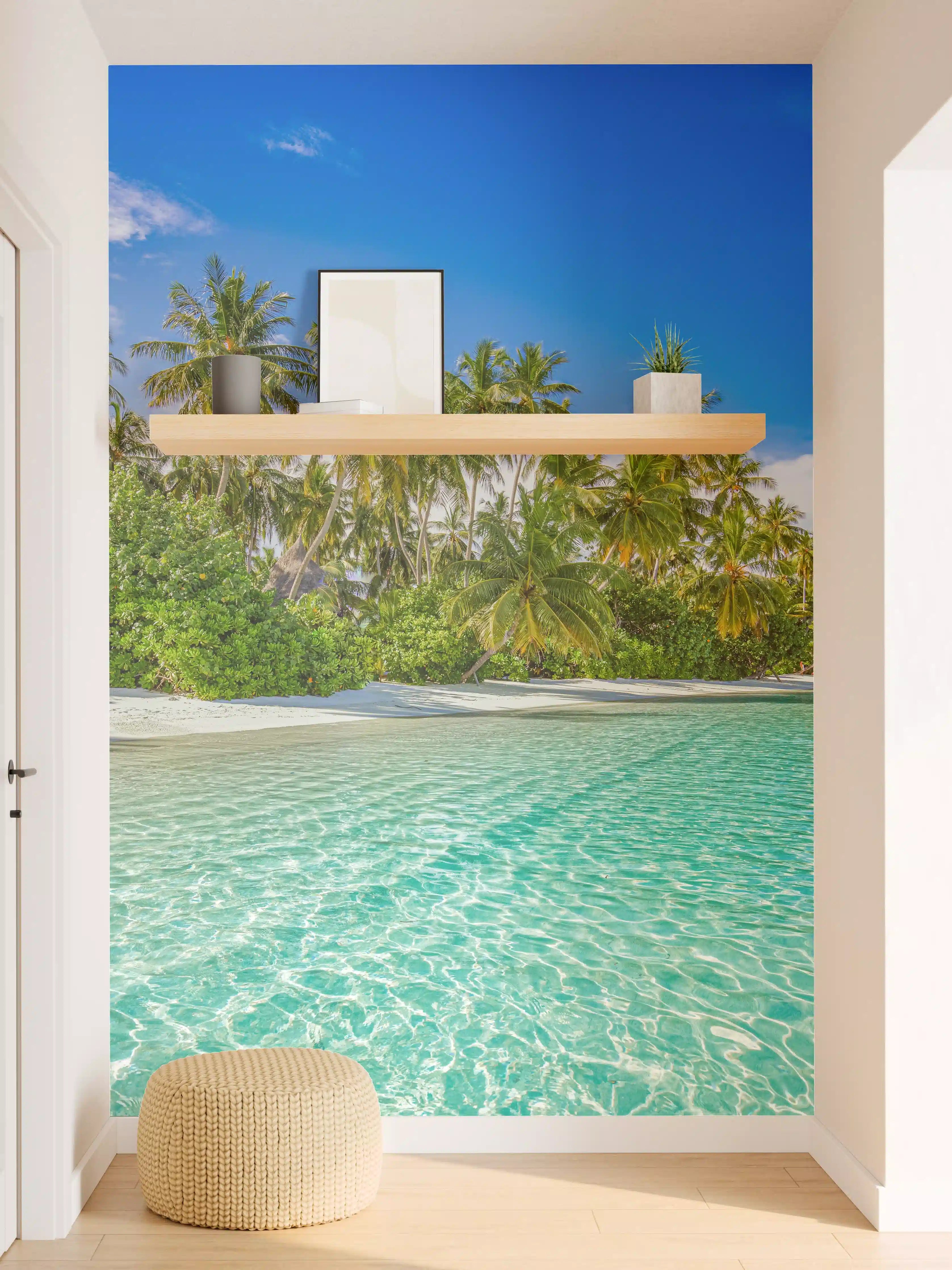 Wandverkleidung Flur - Traumhafter Strand mit Palmen und türkisfarbenem Wasser