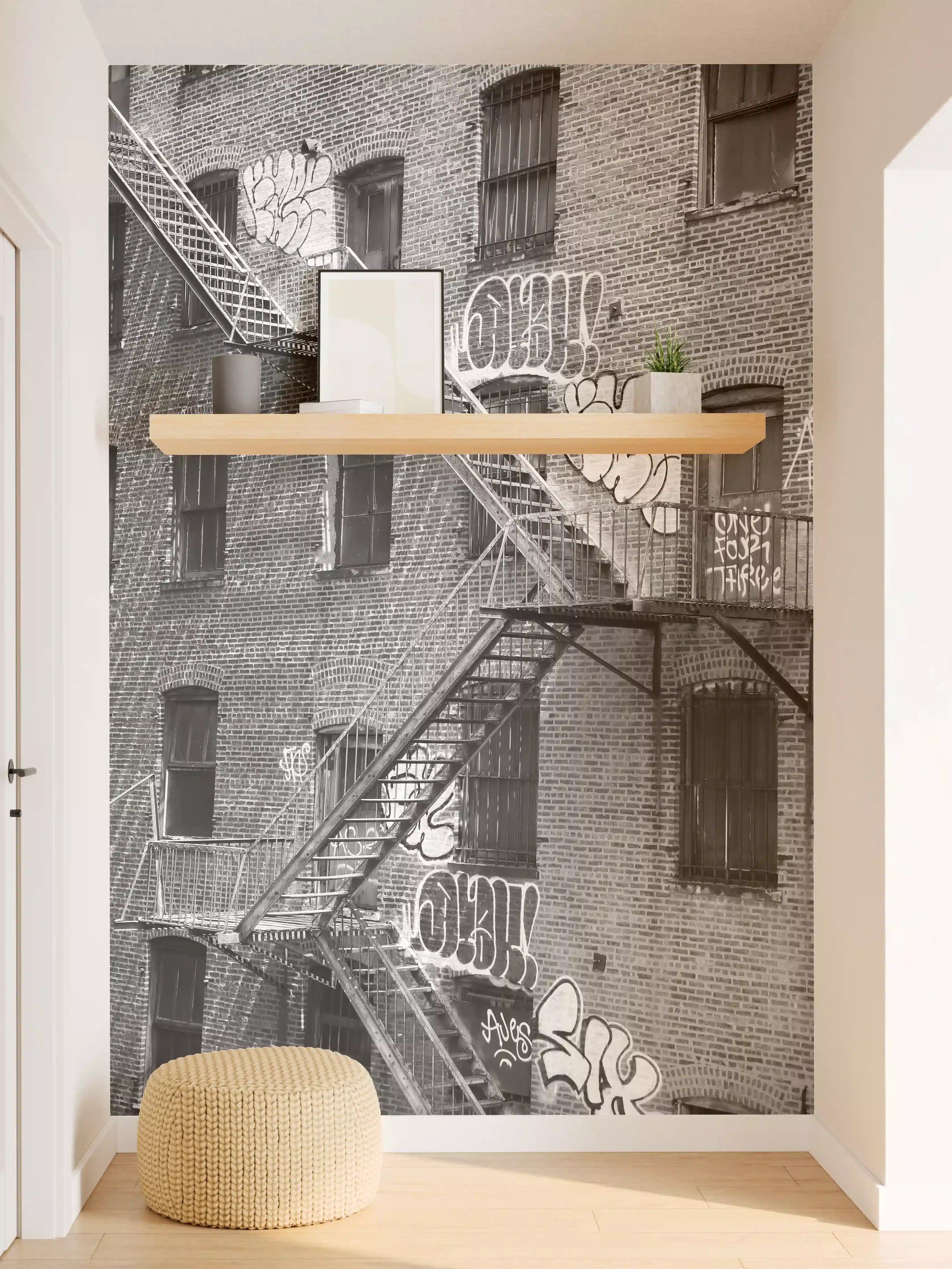 Wandverkleidung Flur - Urbanes Graffiti an Backsteinwand
