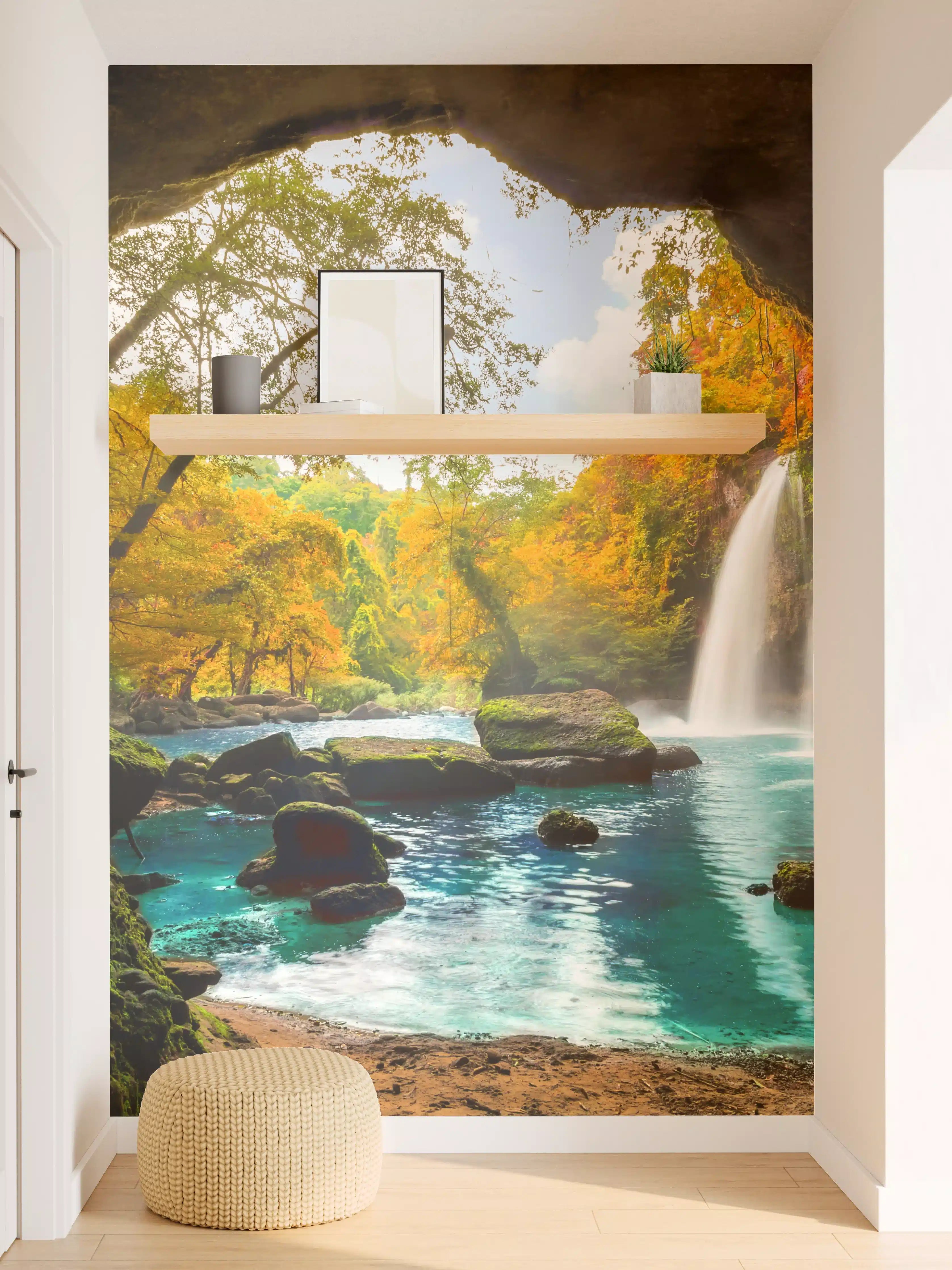 Wandverkleidung Flur - Versteckte Wasserfall-Grotte inmitten des Herbstwaldes