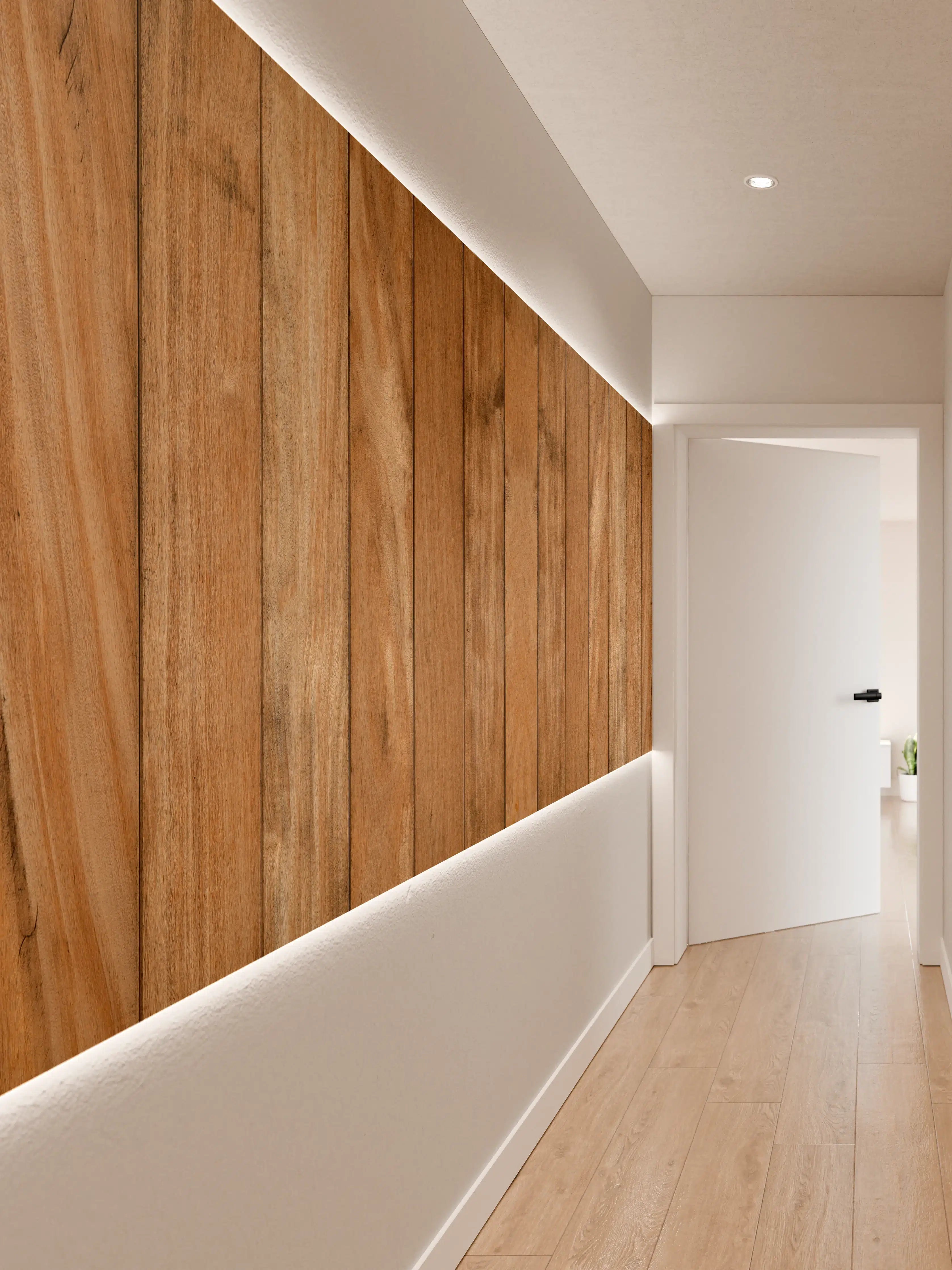 Wandverkleidung Flur - Warme Grautöne in Holzoptik