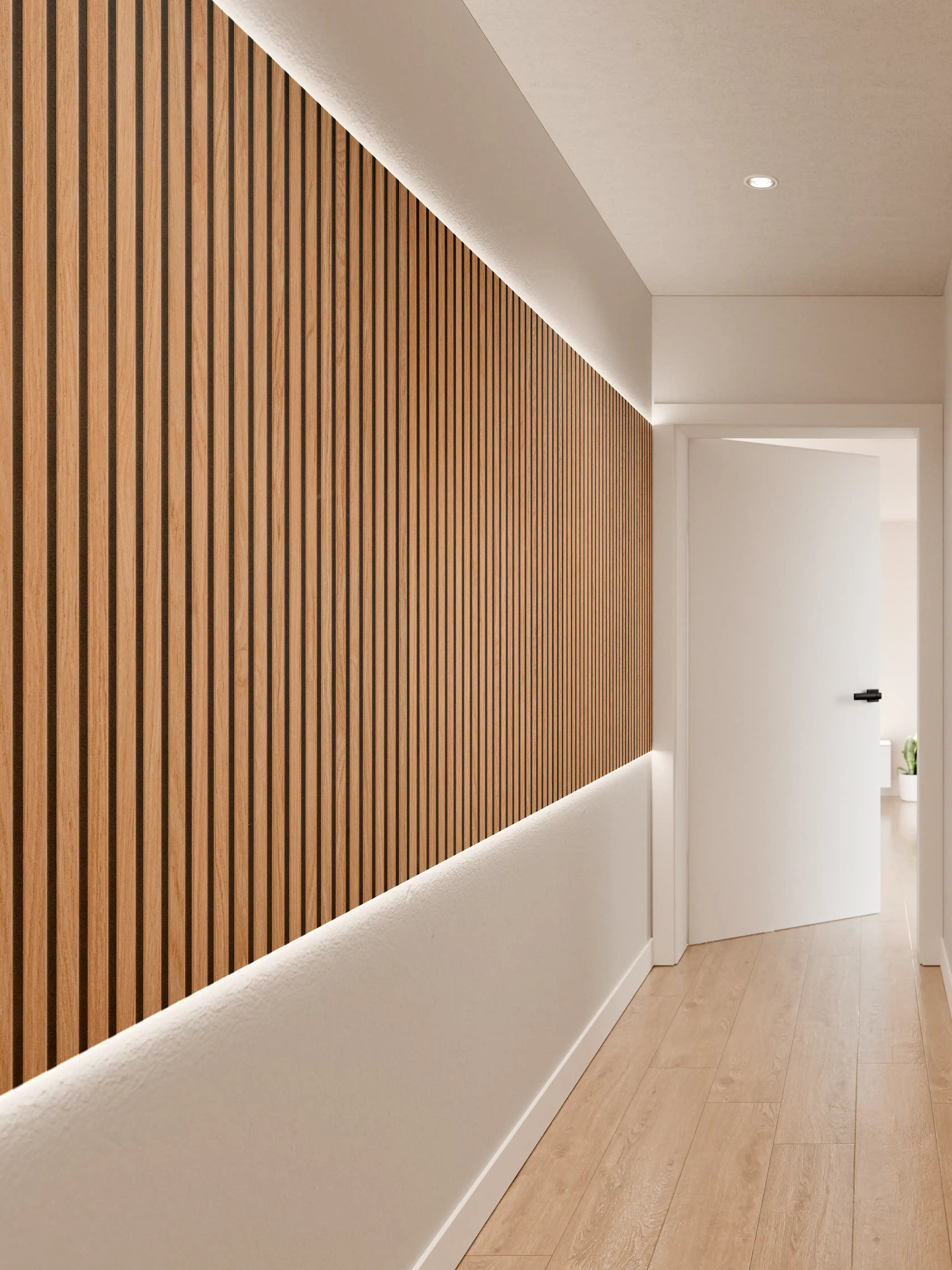 Wandverkleidung Flur - Warme Holzlamellen