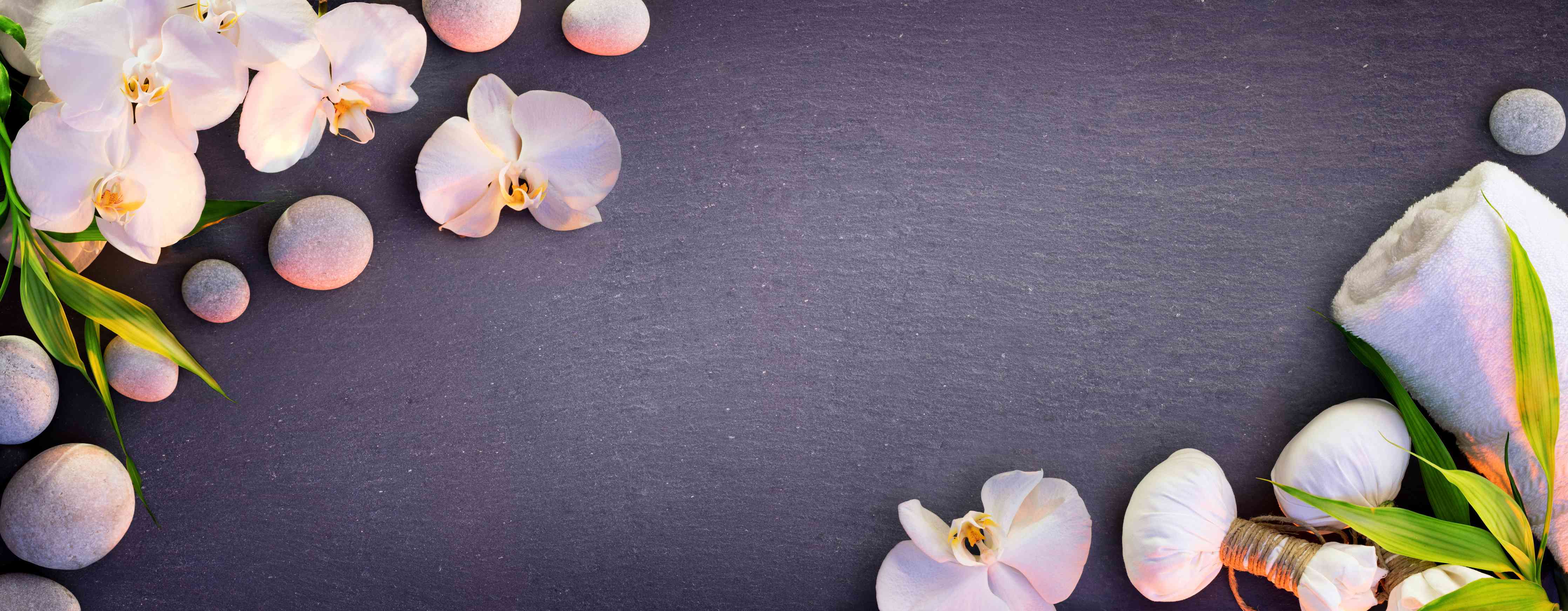 Wandverkleidung Flur-Weiß-Rosa Orchideen auf Schiefer