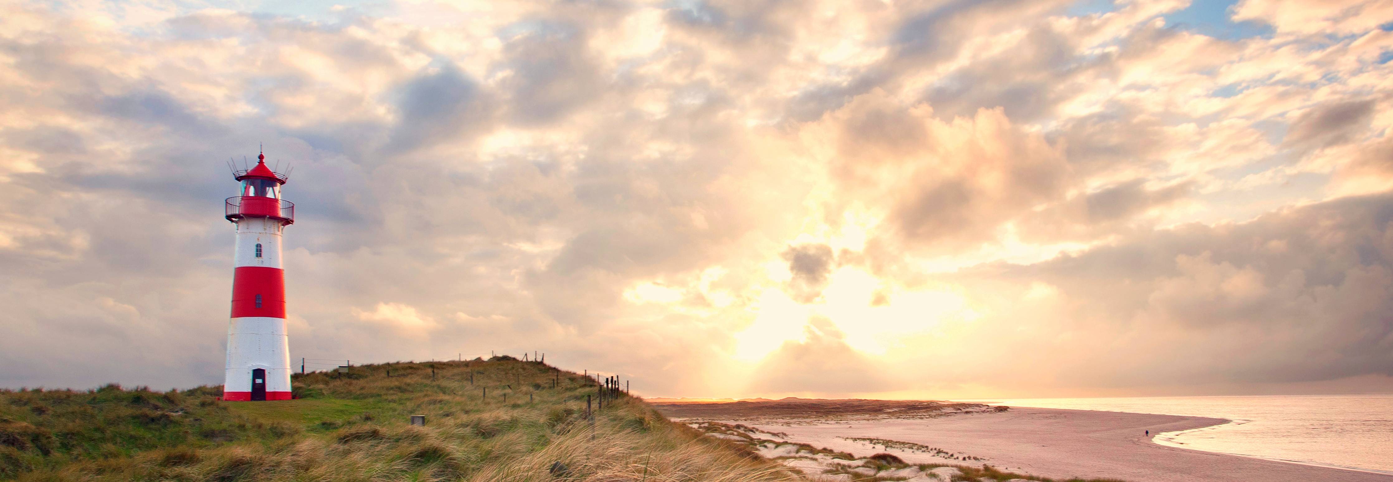 Wandverkleidung Flur-Weißer Leuchtturm im Nebellicht