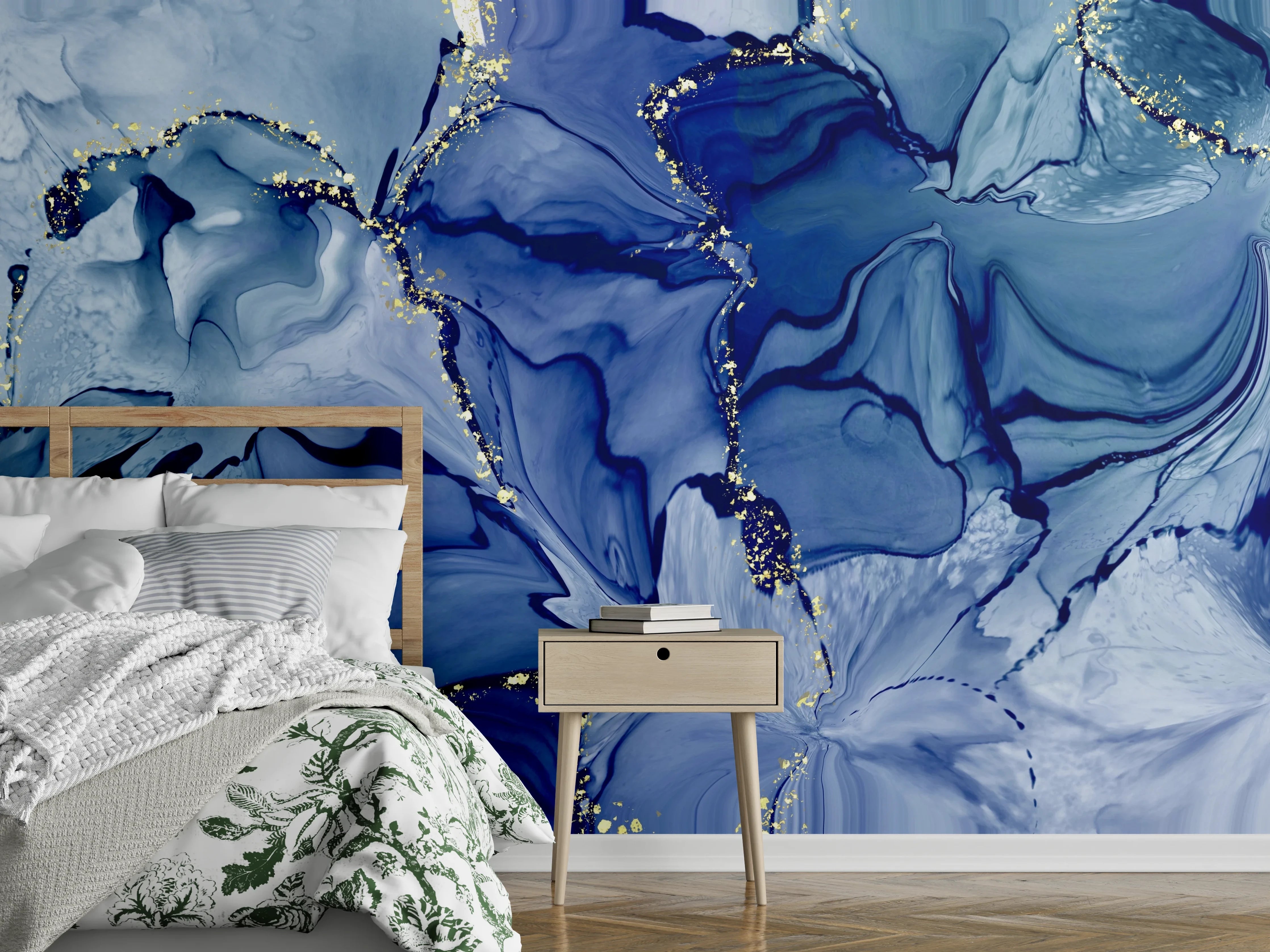 Wandverkleidung Schlafzimmer - Abstrakte blaue Aquarellblüten mit Gold