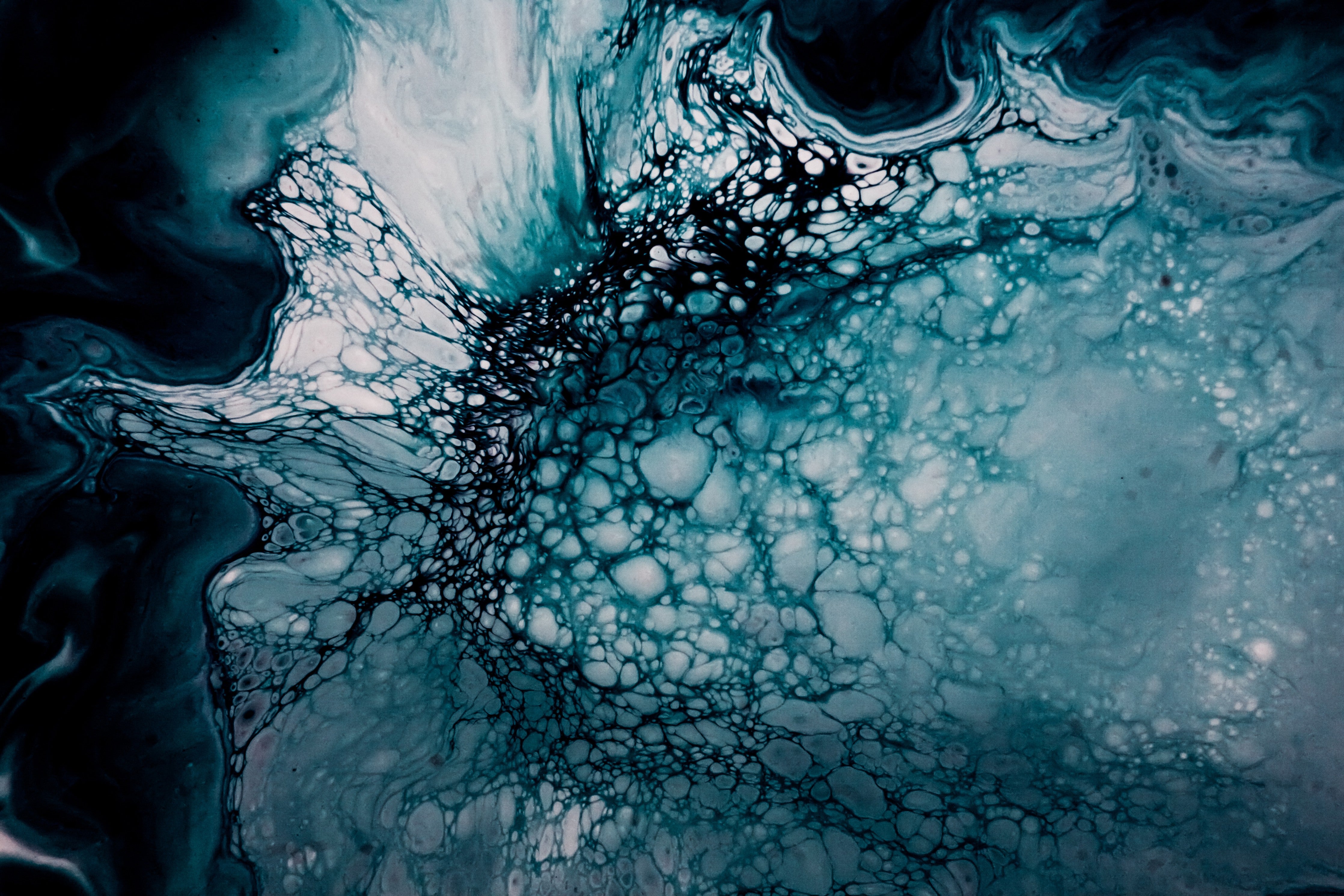 Wandverkleidung Schlafzimmer-Abstraktes Blau-weißes Zellmuster Fluidart