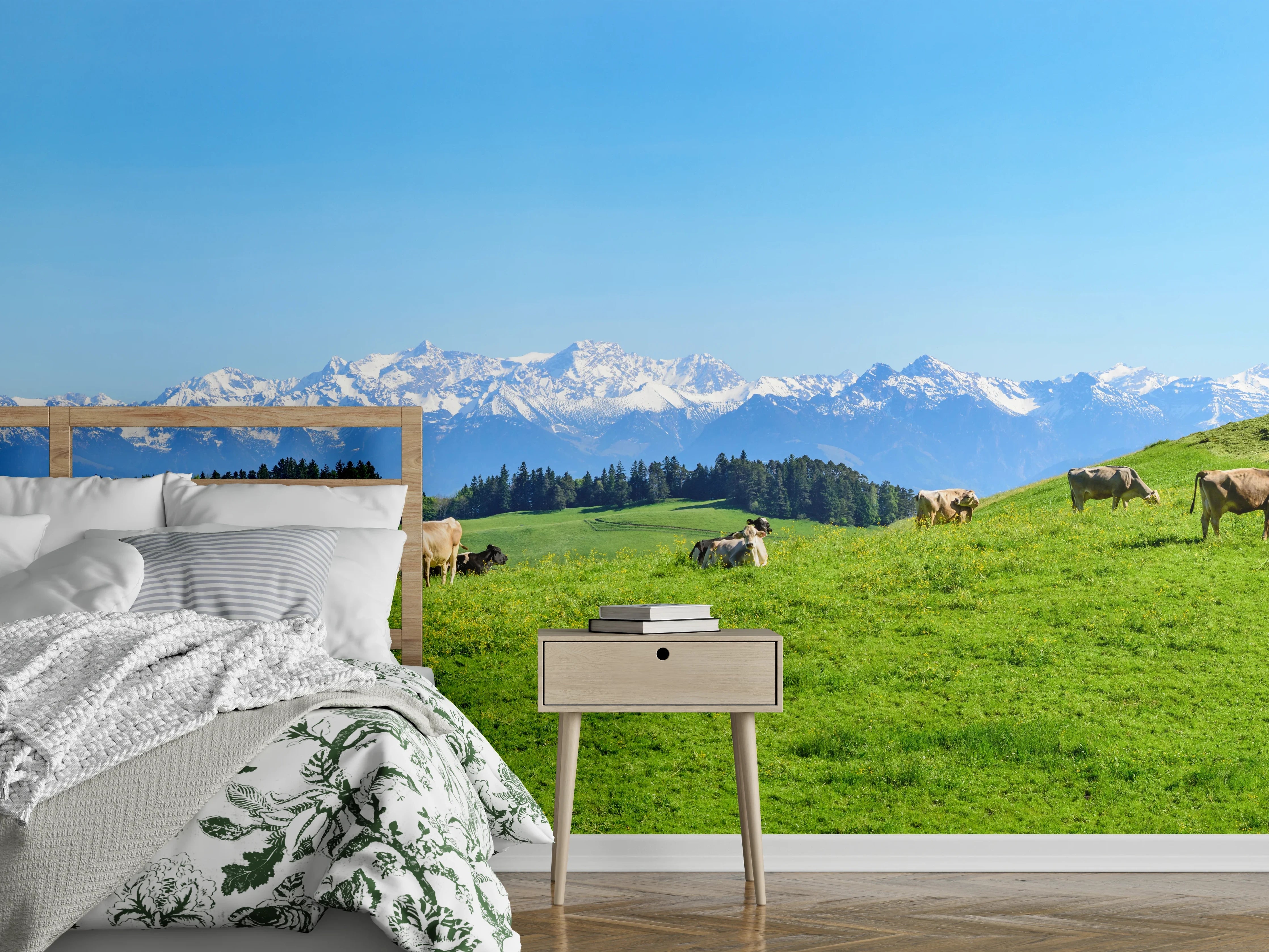 Wandverkleidung Schlafzimmer - Almwiese mit Kühen und Alpenblick