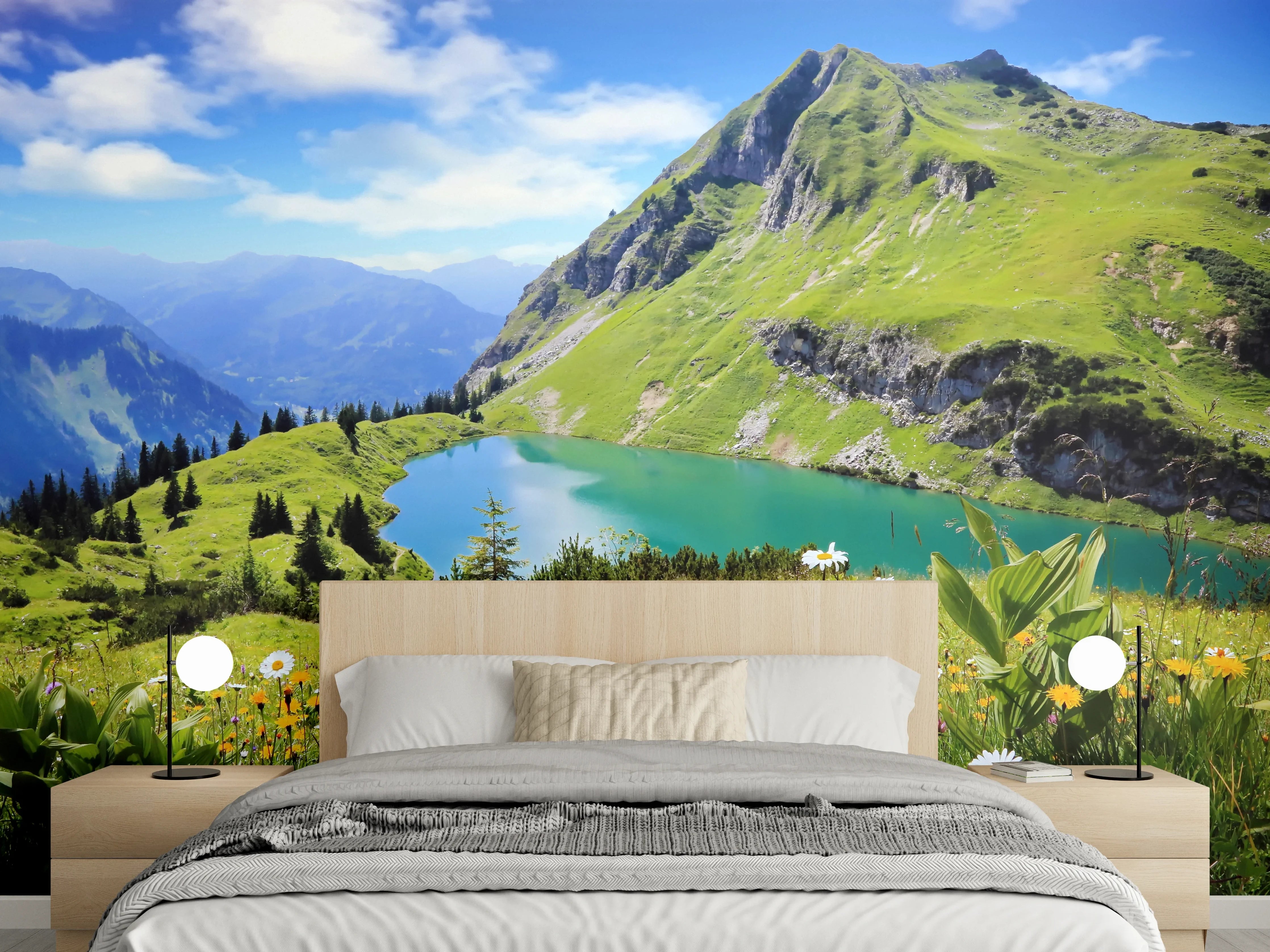 Wandverkleidung Schlafzimmer - Alpenidylle mit Bergsee und Blumenwiese