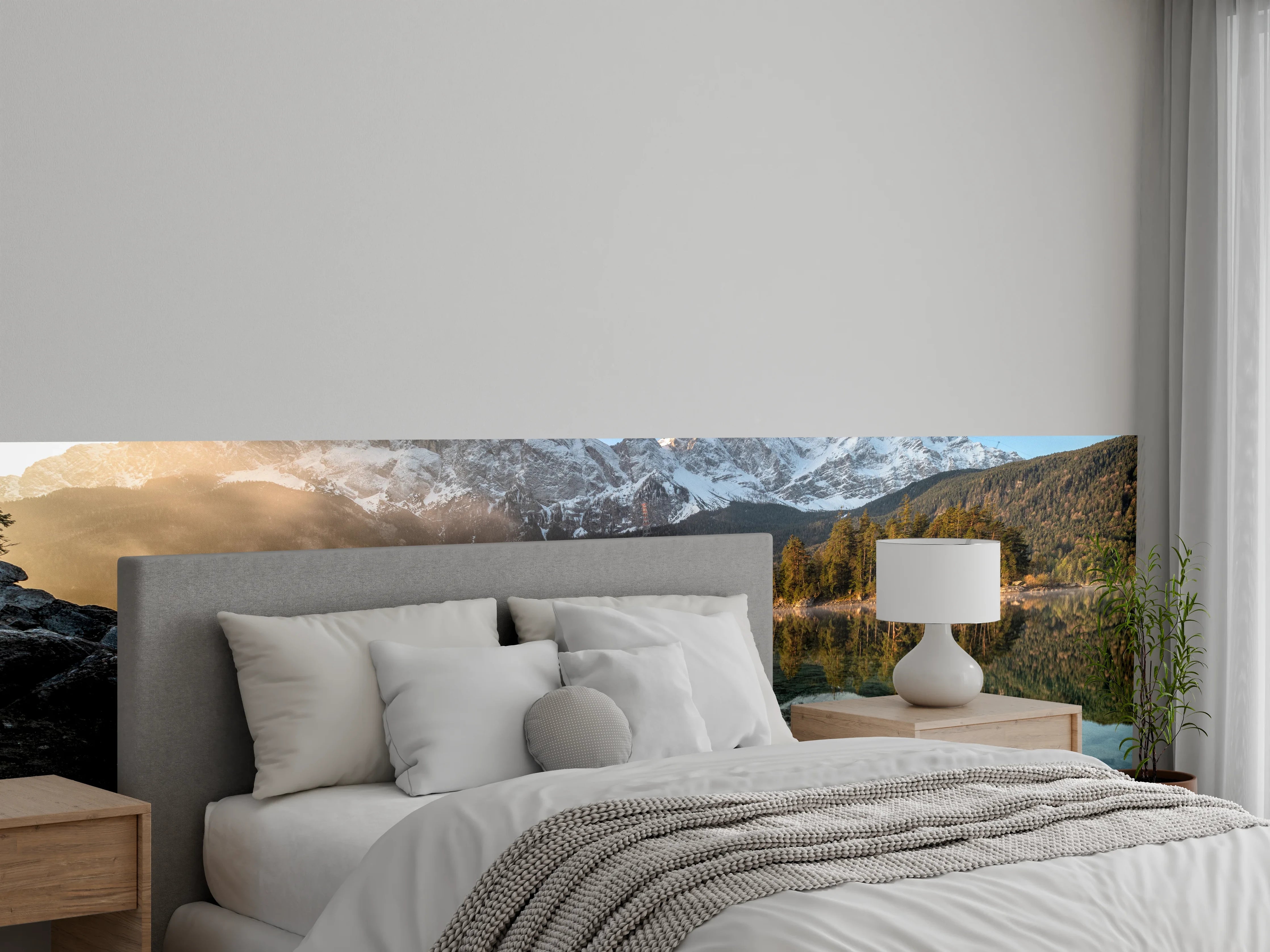 Wandverkleidung Schlafzimmer - Alpensee mit Bergen im Sonnenlicht