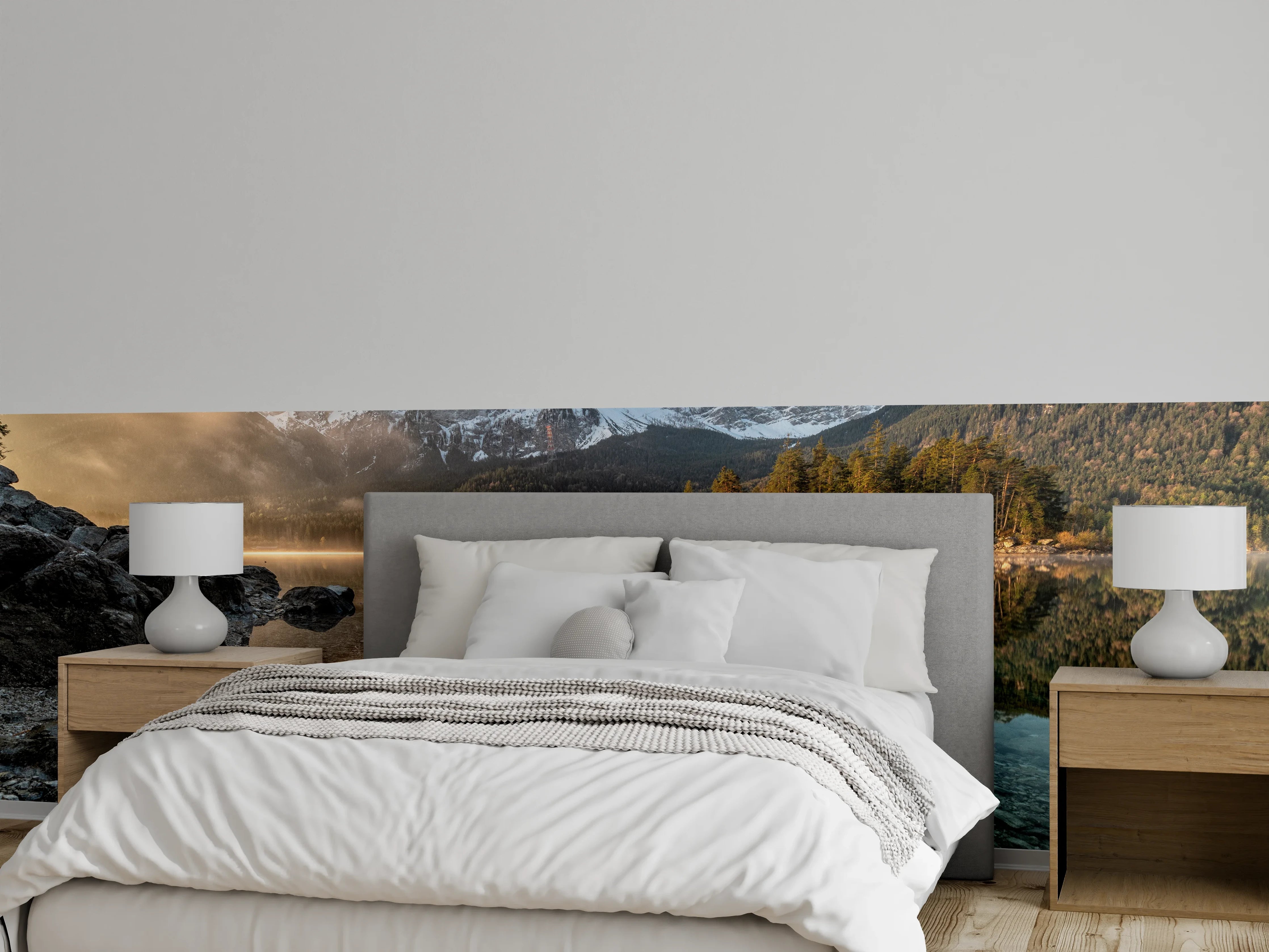 Wandverkleidung Schlafzimmer - Alpensee mit Bergen im Sonnenlicht