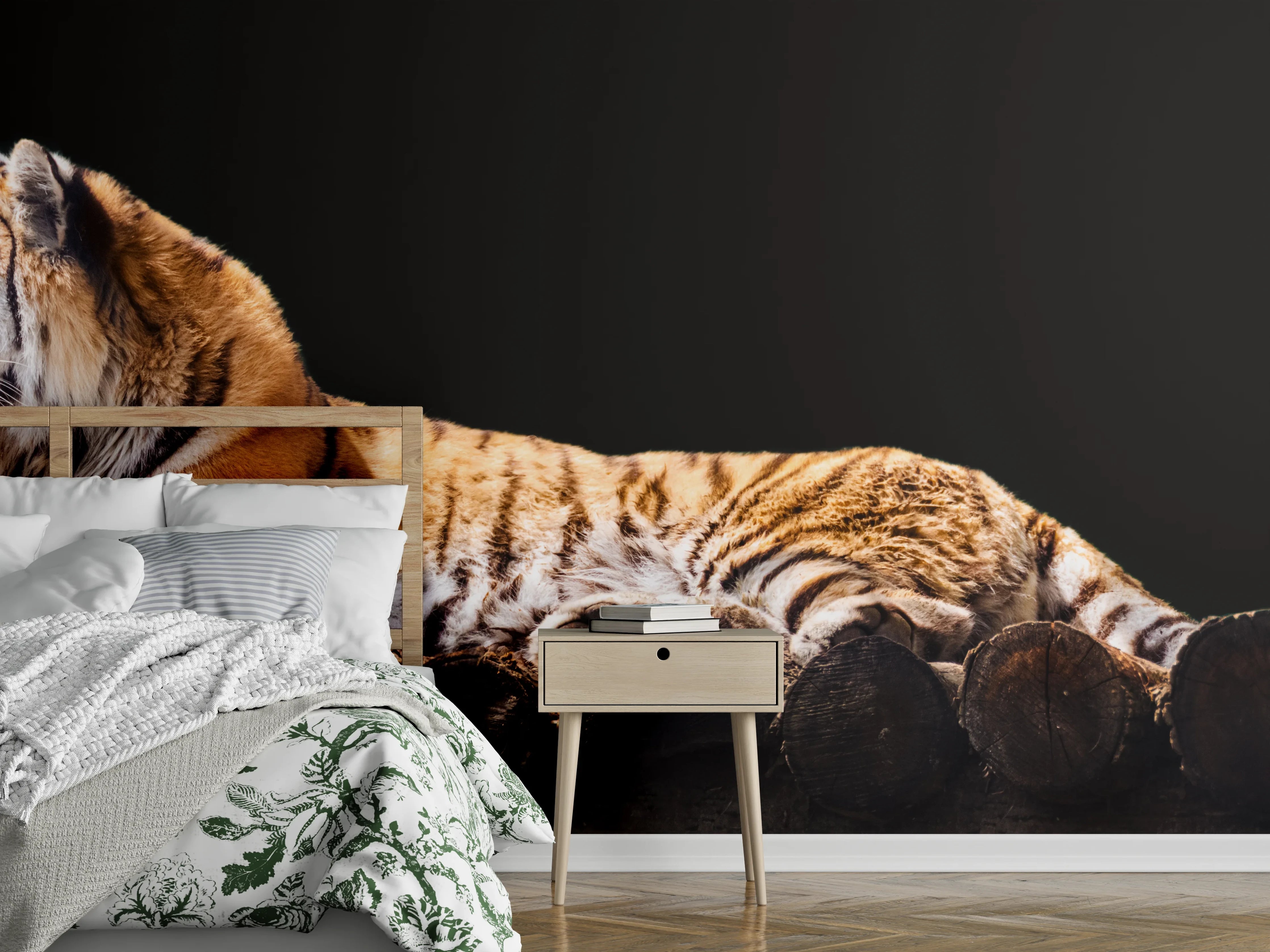 Wandverkleidung Schlafzimmer - Amurtiger liegend auf Holzdeck mit Schwarzem Hintergrund