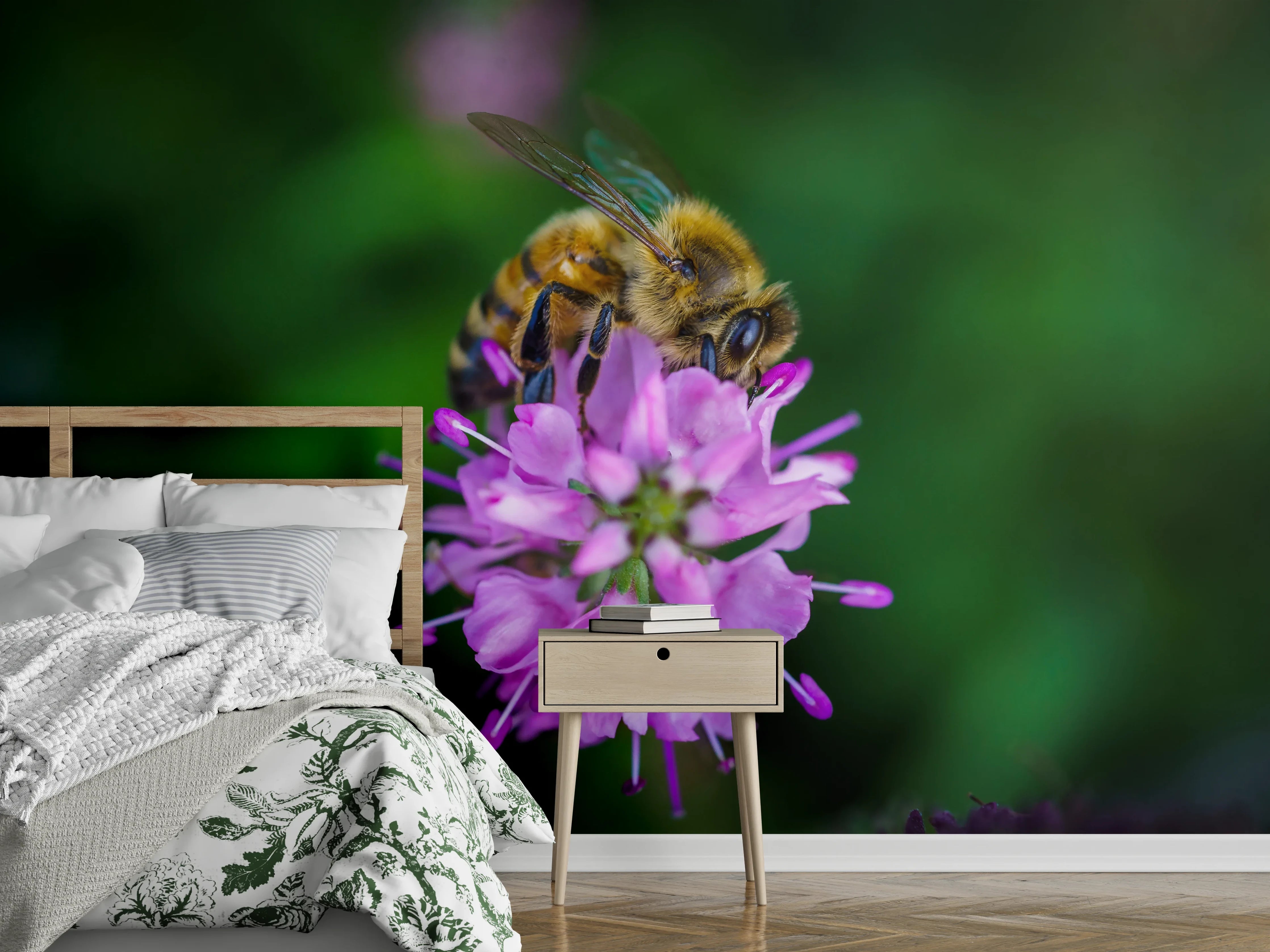 Wandverkleidung Schlafzimmer - Biene auf lila Blüte