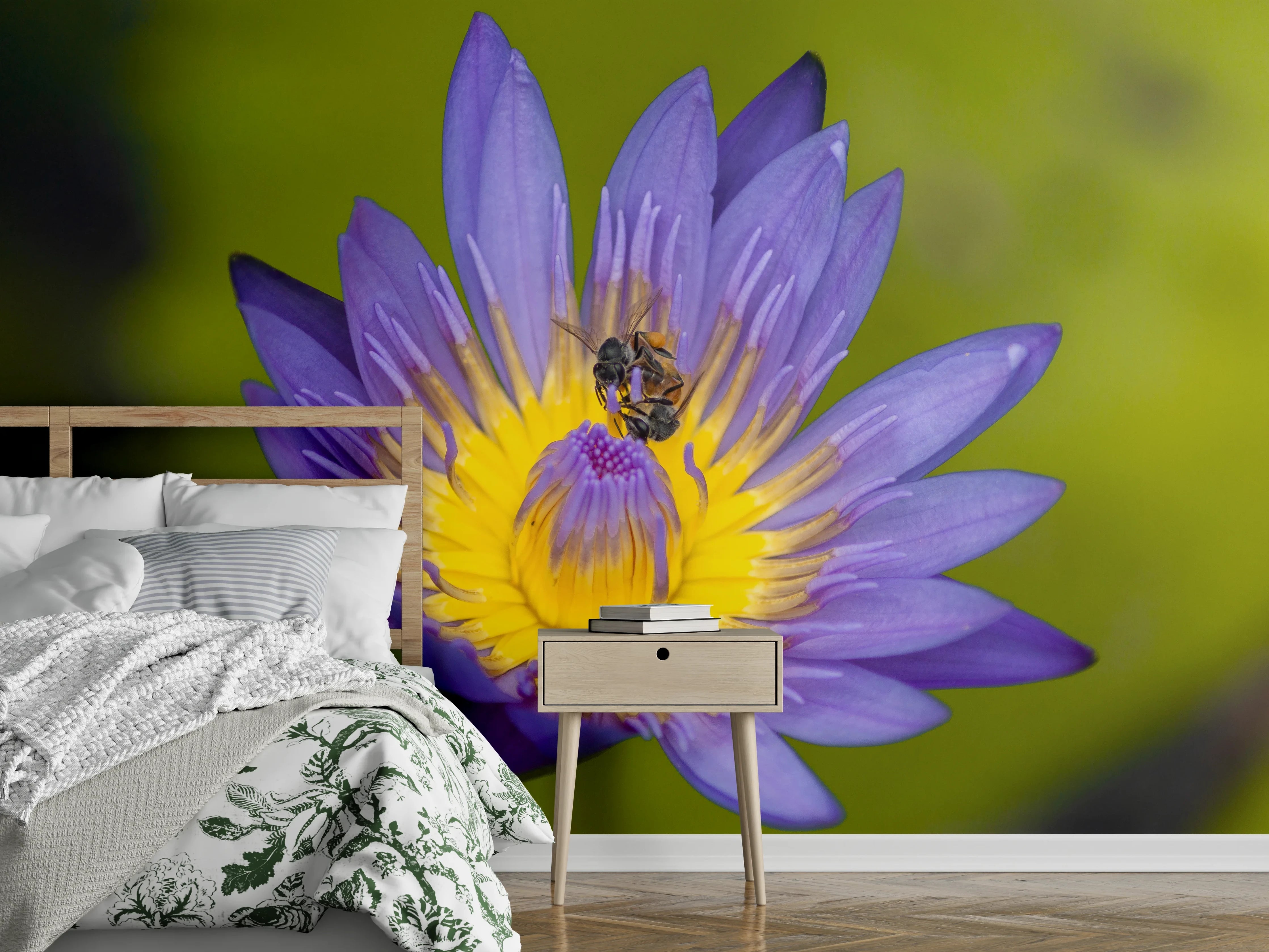 Wandverkleidung Schlafzimmer - Biene sammelt Nektar