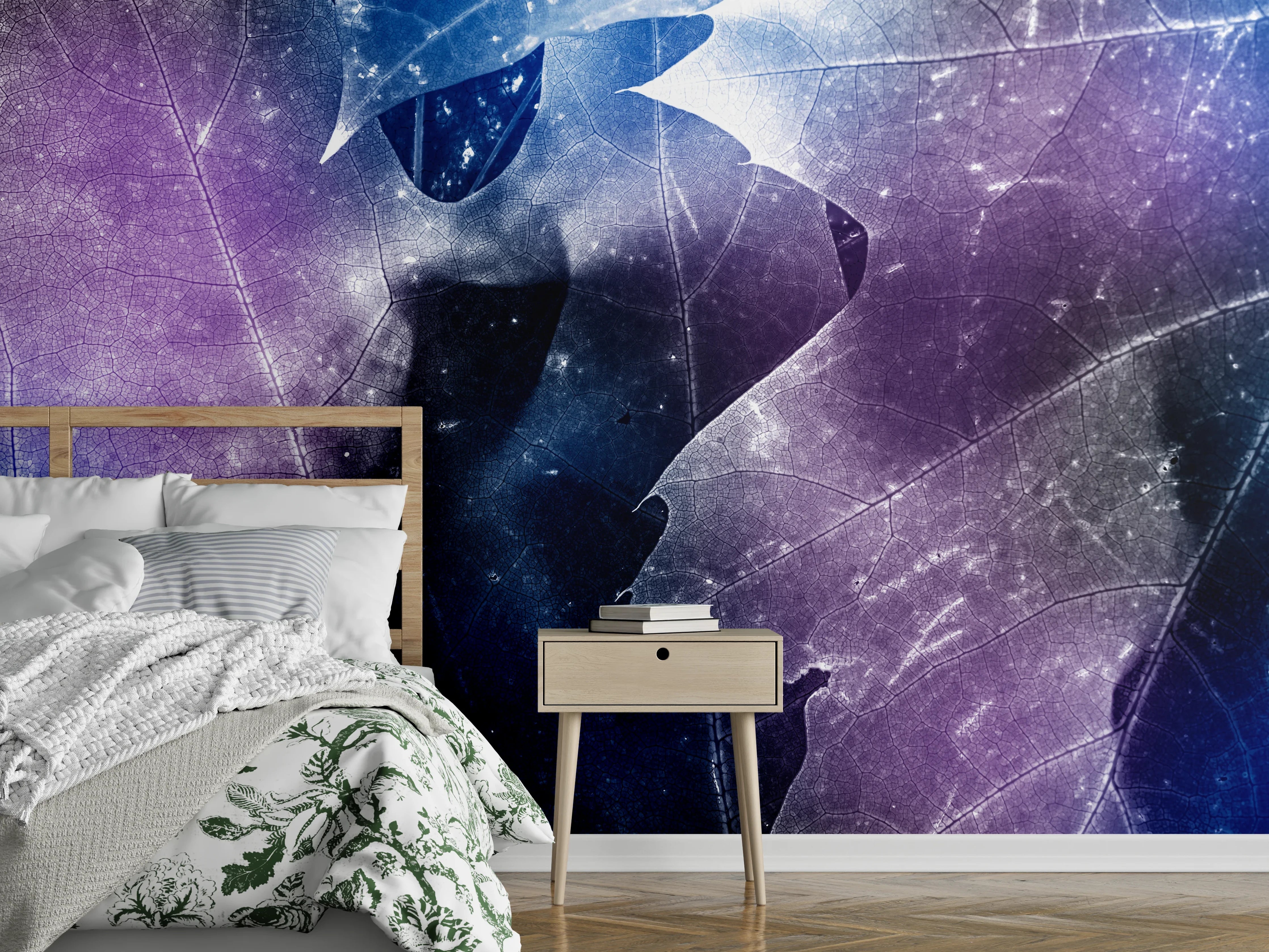 Wandverkleidung Schlafzimmer - Blattmuster in Blau und Violett