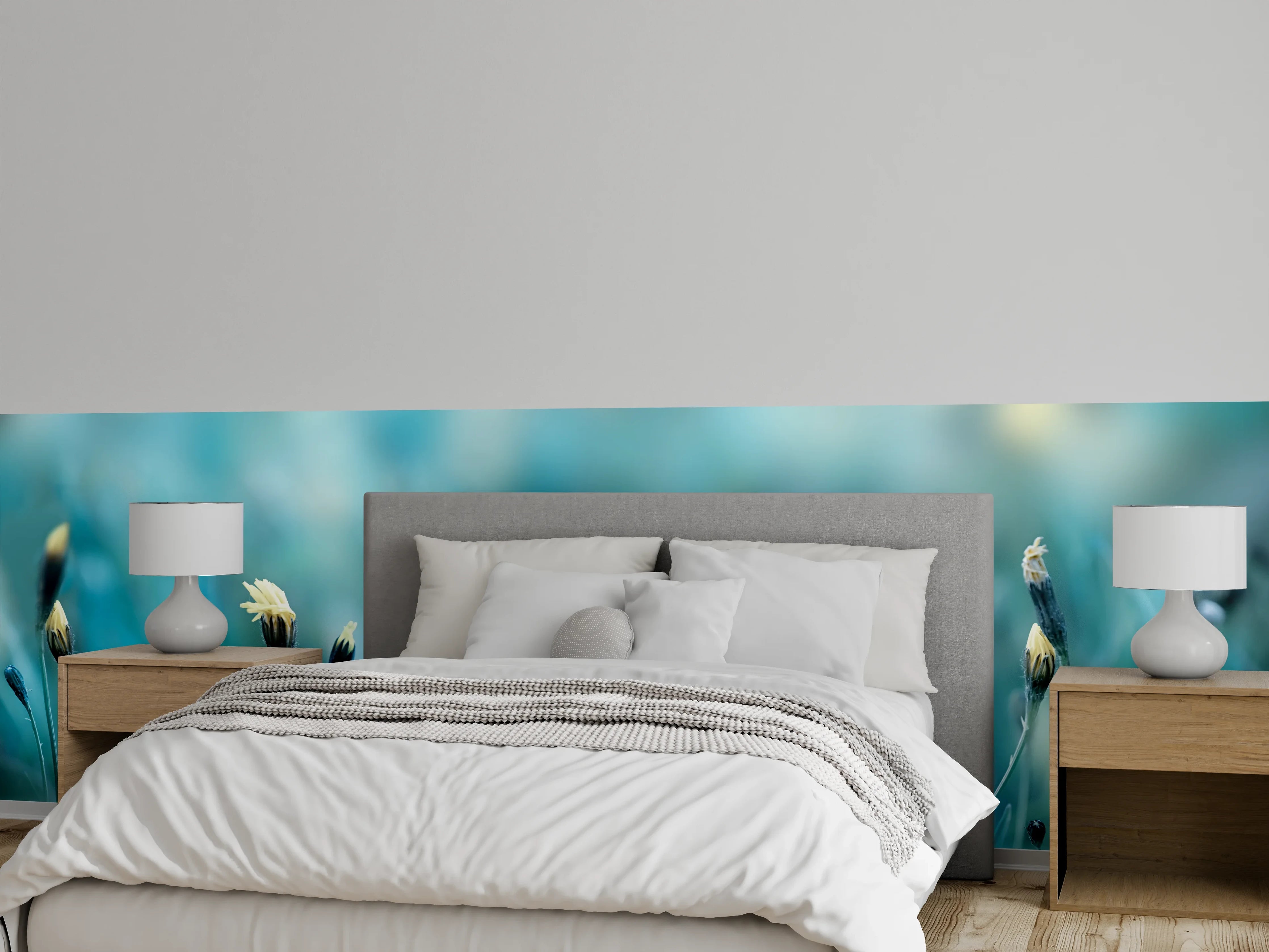 Wandverkleidung Schlafzimmer - Blau-Gelbe Wildblumen im Morgenlicht