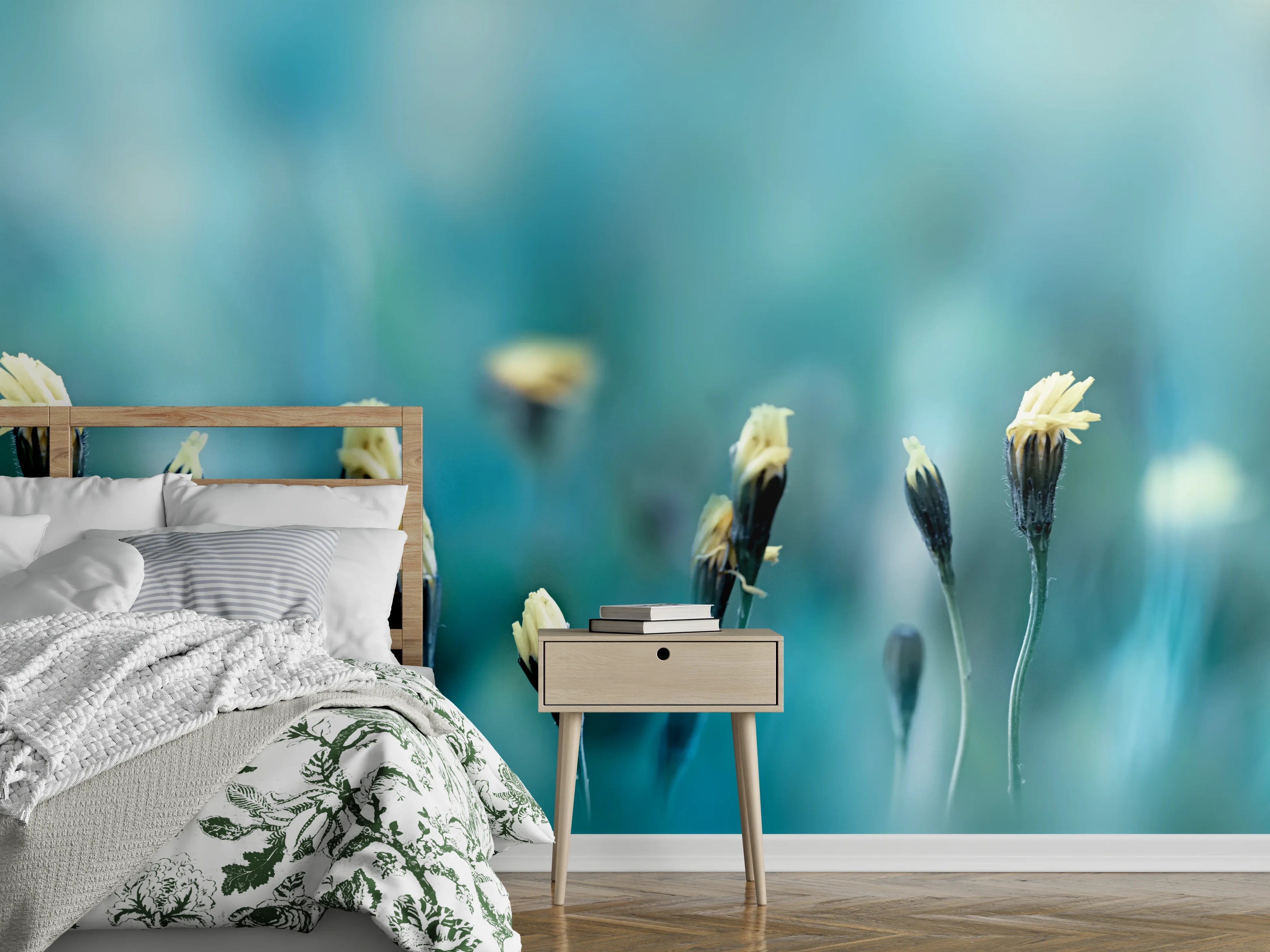 Wandverkleidung Schlafzimmer - Blau-Gelbe Wildblumen im Morgenlicht