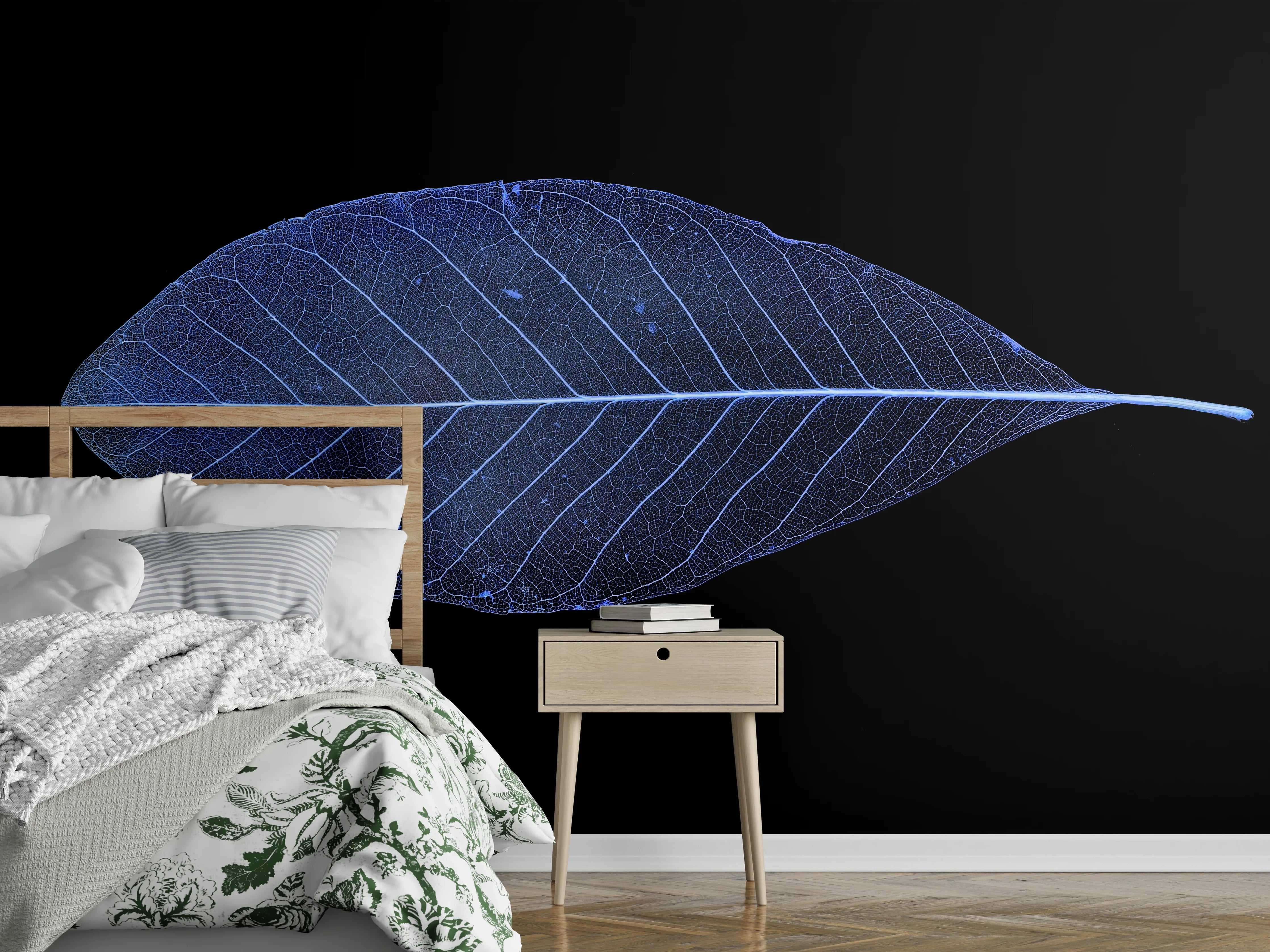Wandverkleidung Schlafzimmer - Blau leuchtendes Blattskelett auf Schwarz