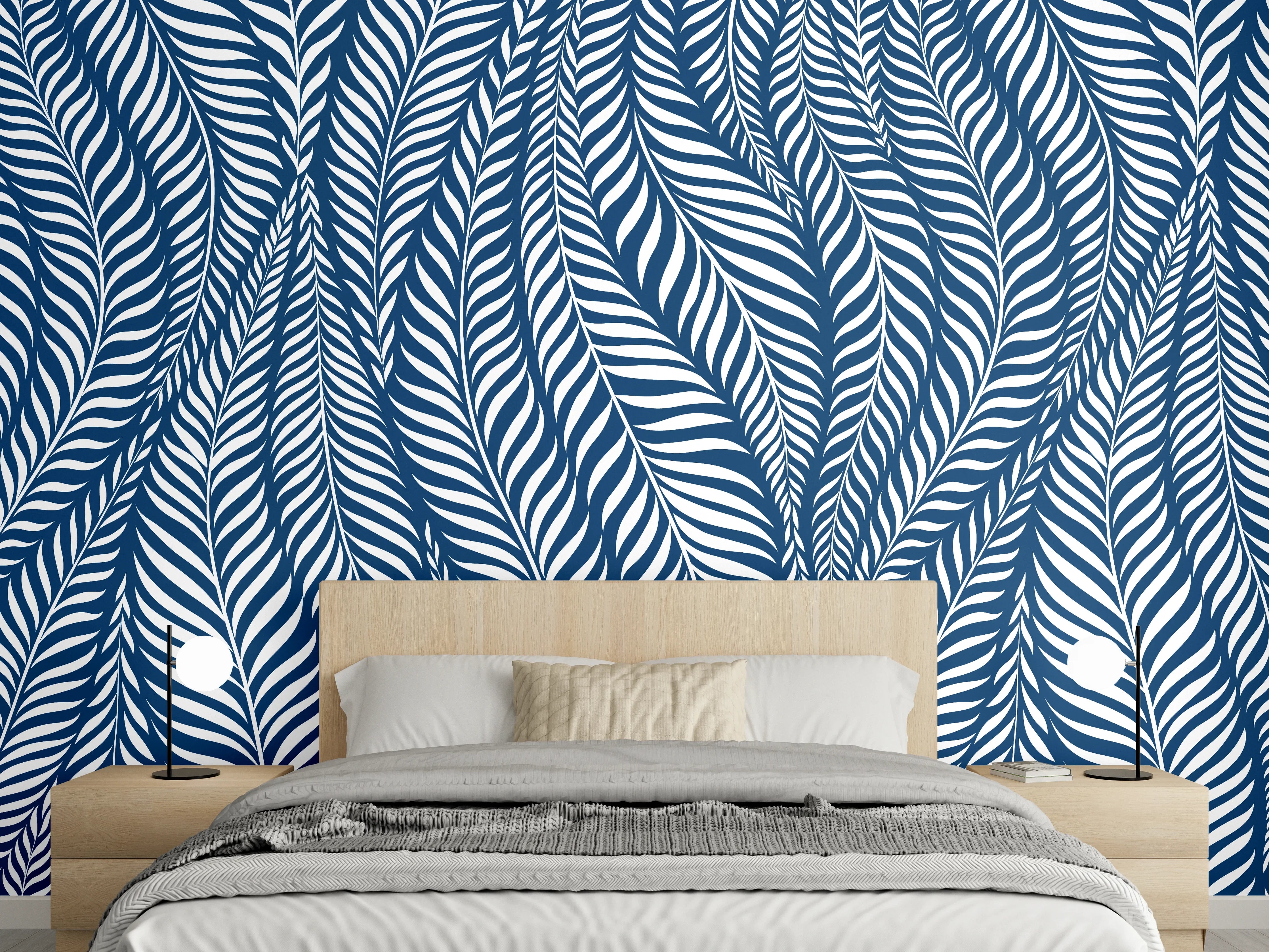 Wandverkleidung Schlafzimmer - Blau-weiße Palmblatt-Muster Tapete