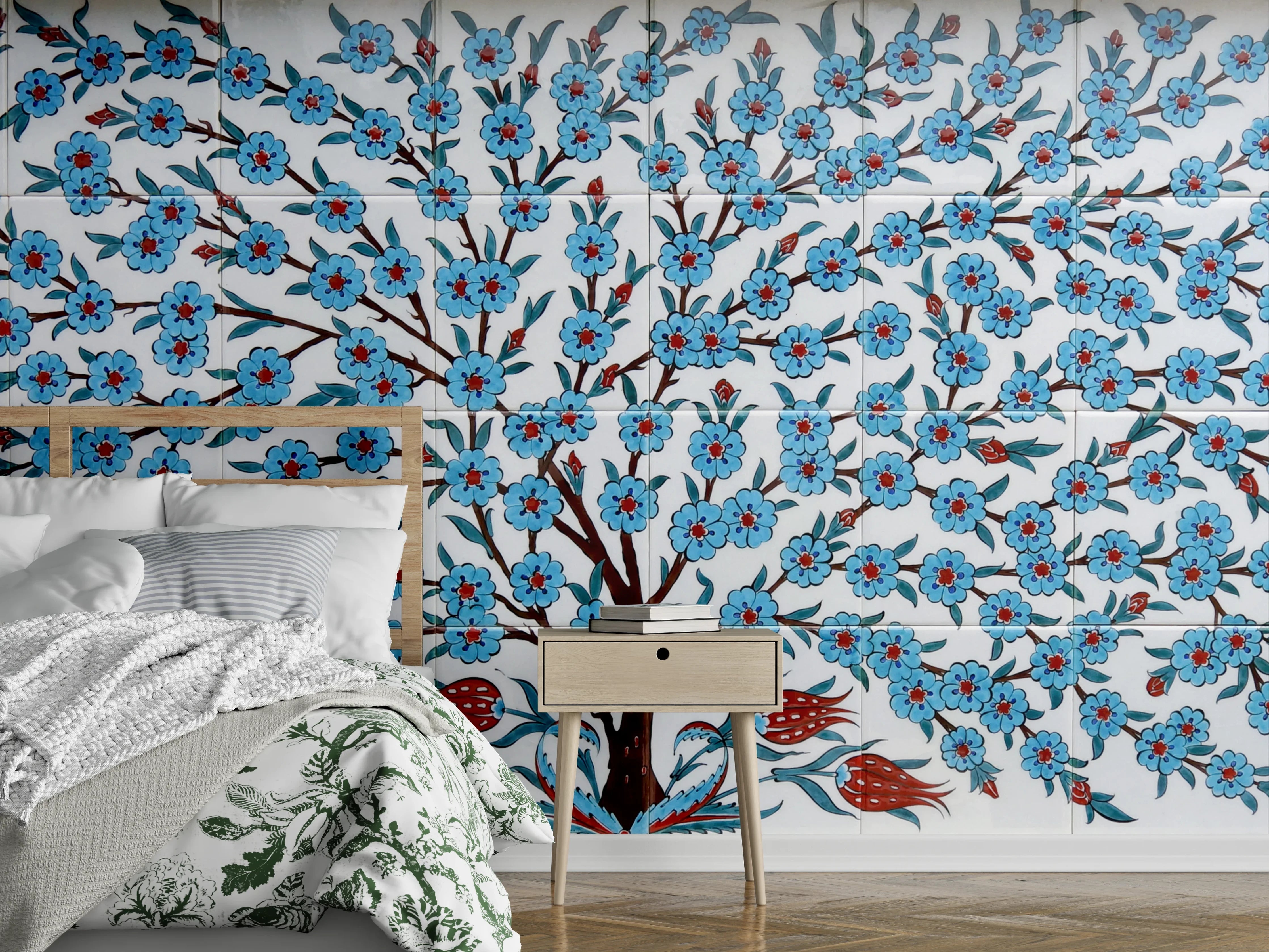 Wandverkleidung Schlafzimmer - Blaues Blütenmuster auf Weiß-Fliesen
