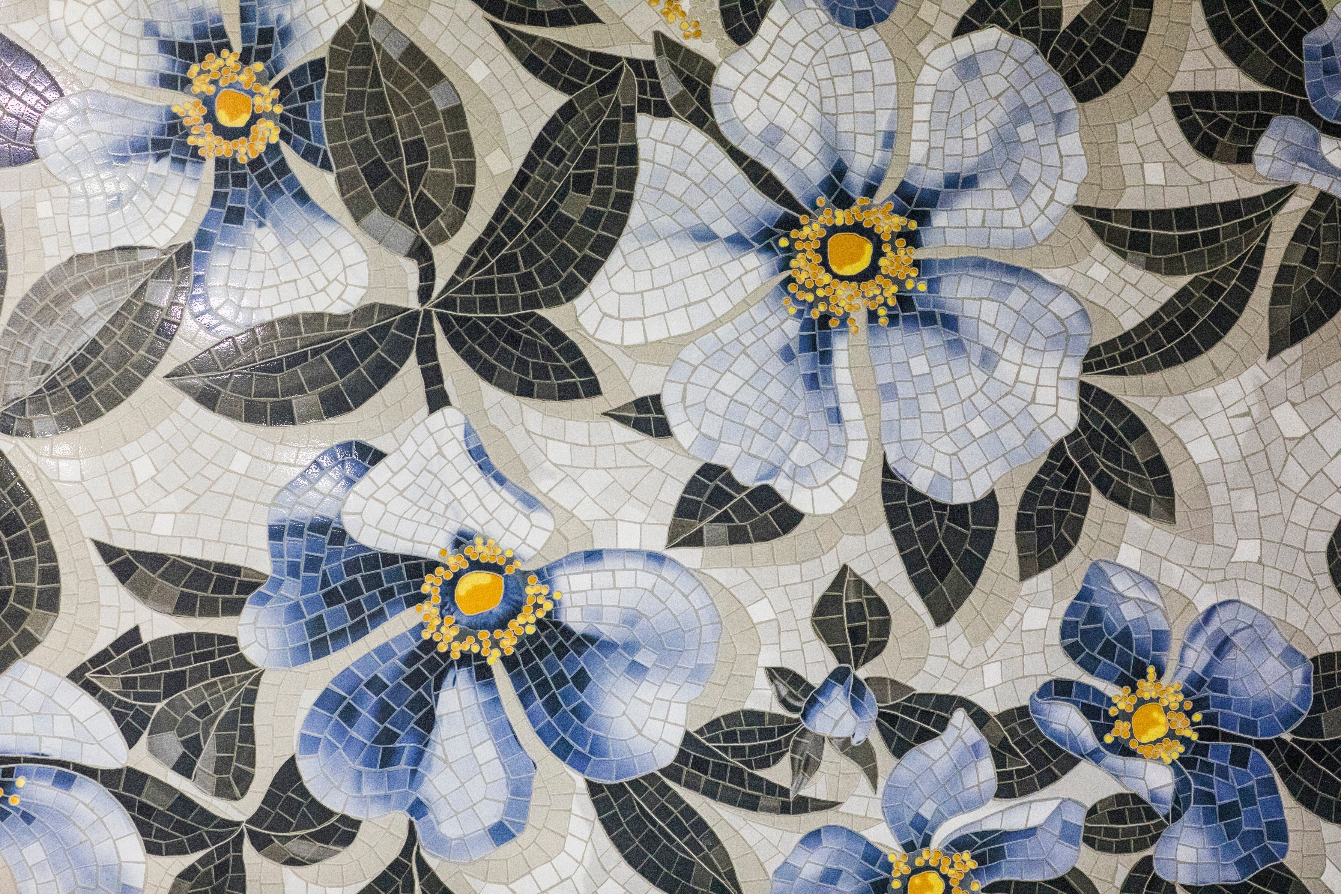 Wandverkleidung Schlafzimmer-Blumenmosaik in Blau, Weiß und Gelb