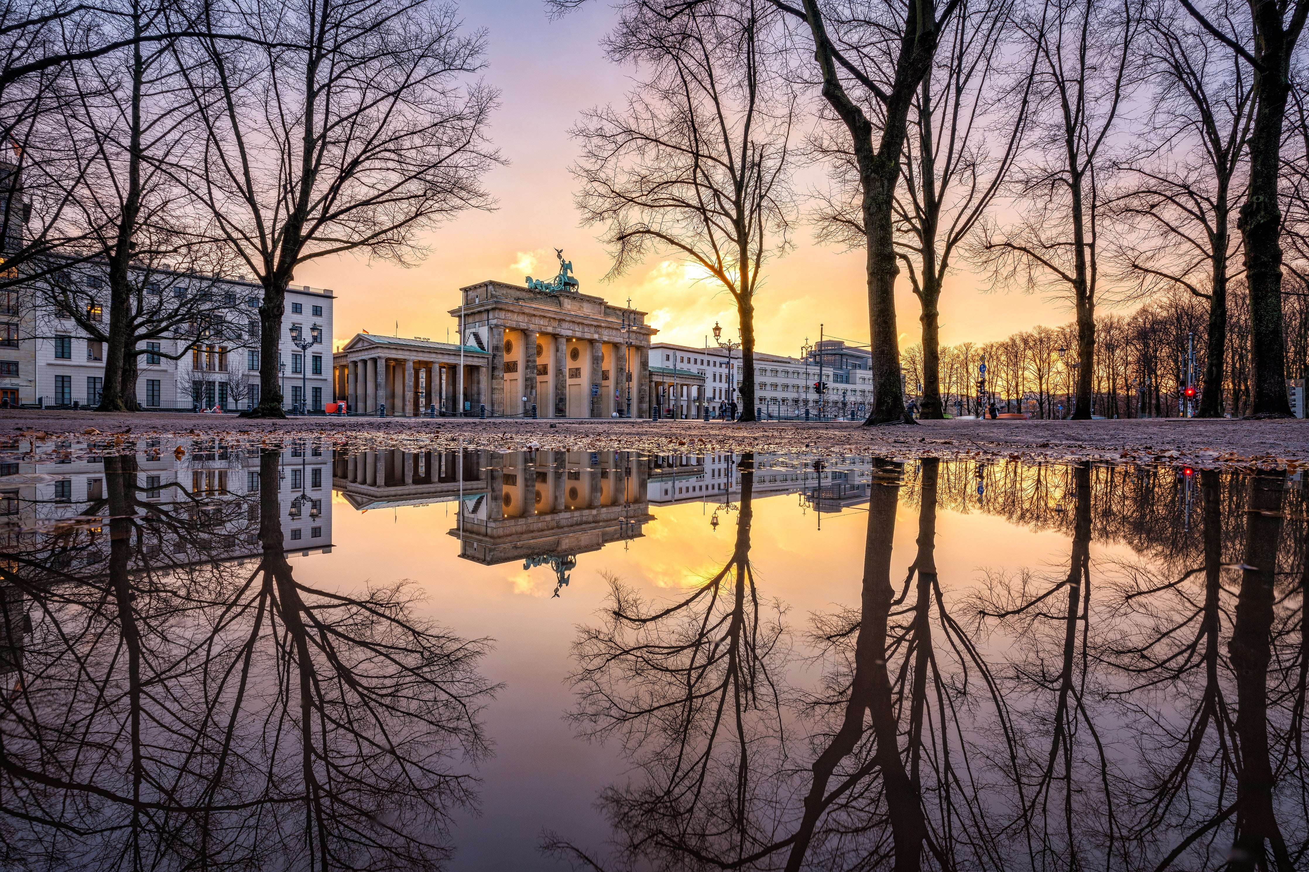 Wandverkleidung Schlafzimmer-Brandenburger Tor Sonnenaufgang Spiegelung