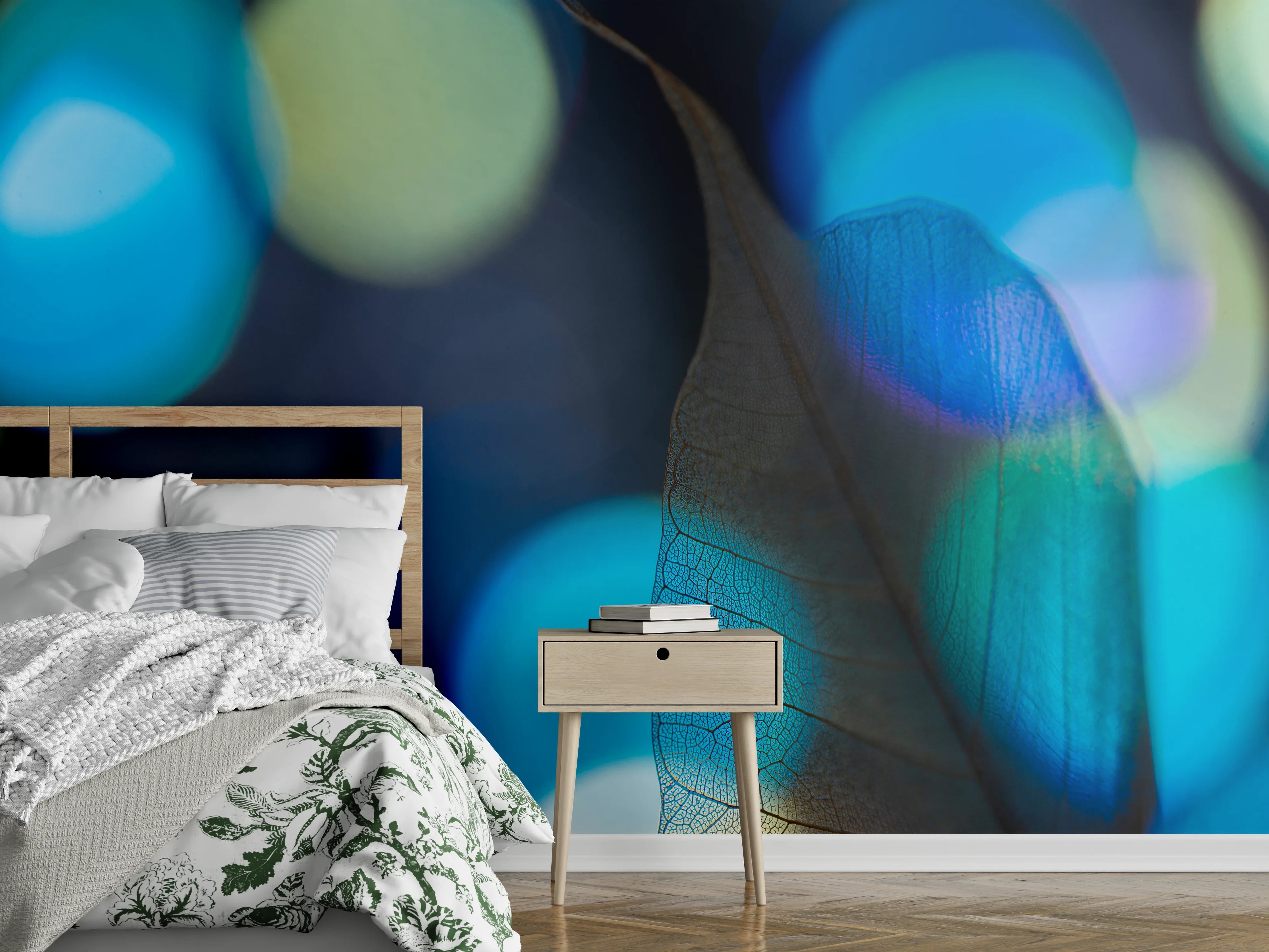 Wandverkleidung Schlafzimmer - Bunte Lichtreflexe auf filigranem Blatt
