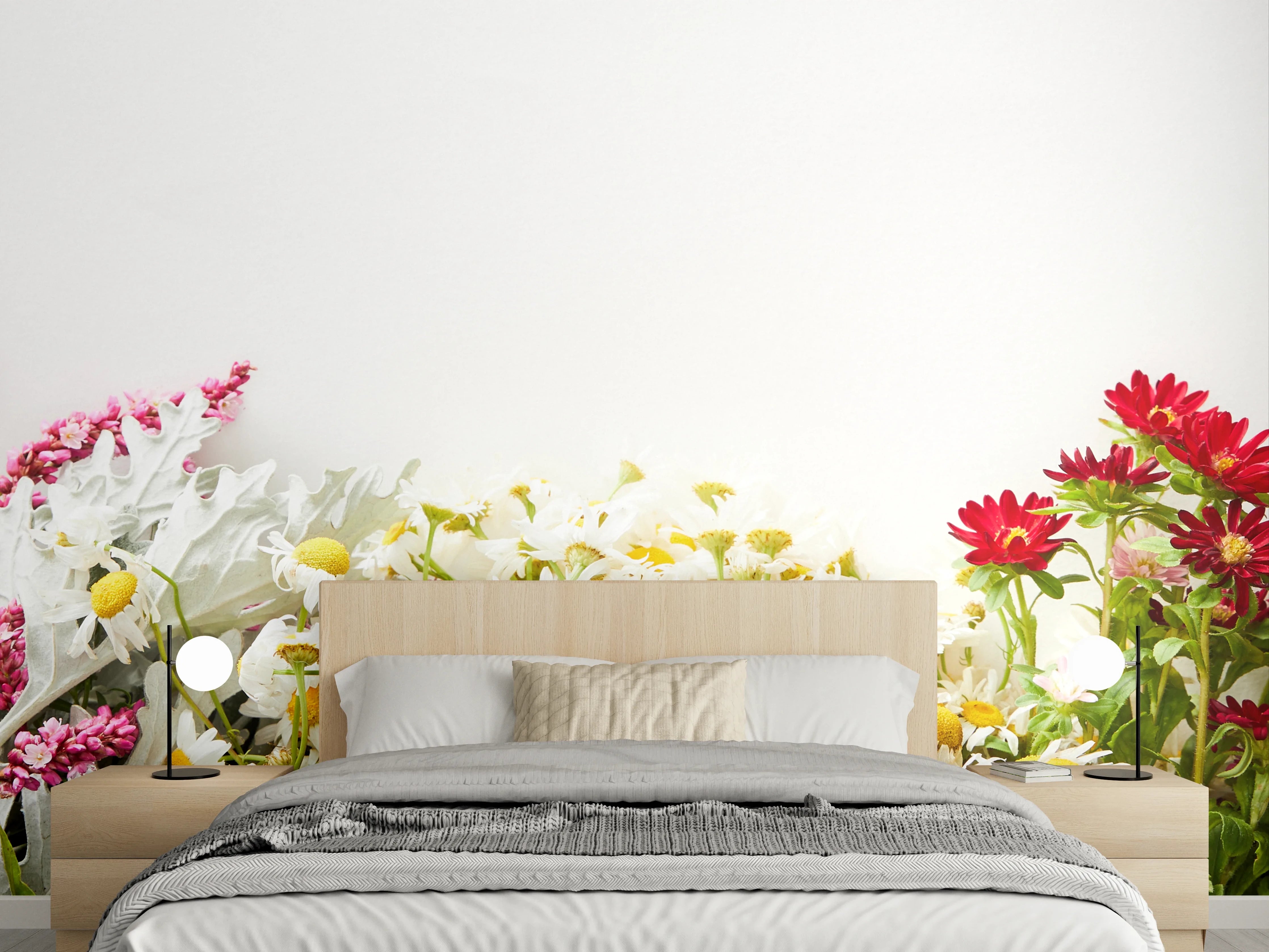 Wandverkleidung Schlafzimmer - Bunte Wildblumen auf Weiß
