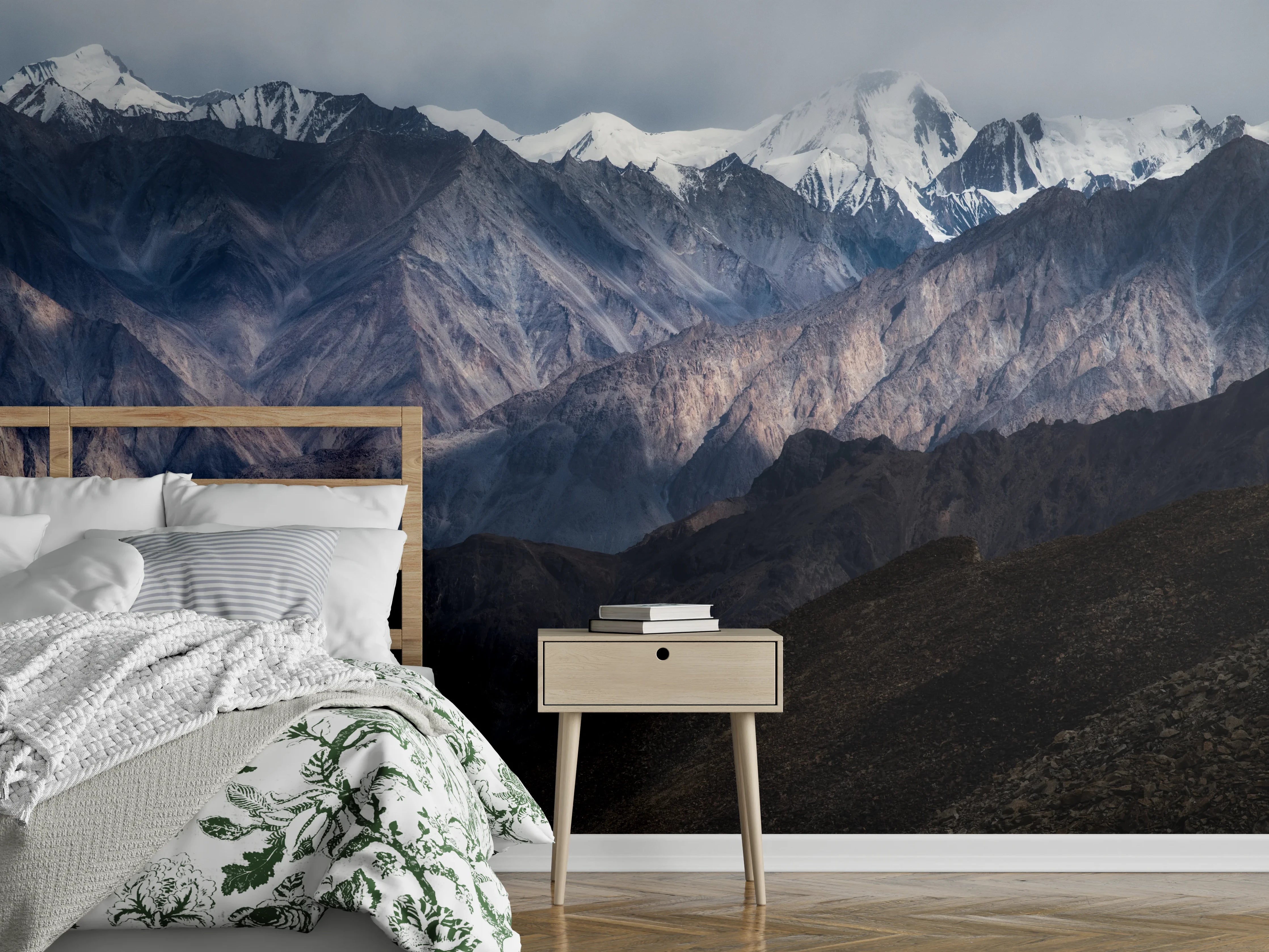 Wandverkleidung Schlafzimmer - Dramatische Gebirgslandschaft mit Schneegipfeln