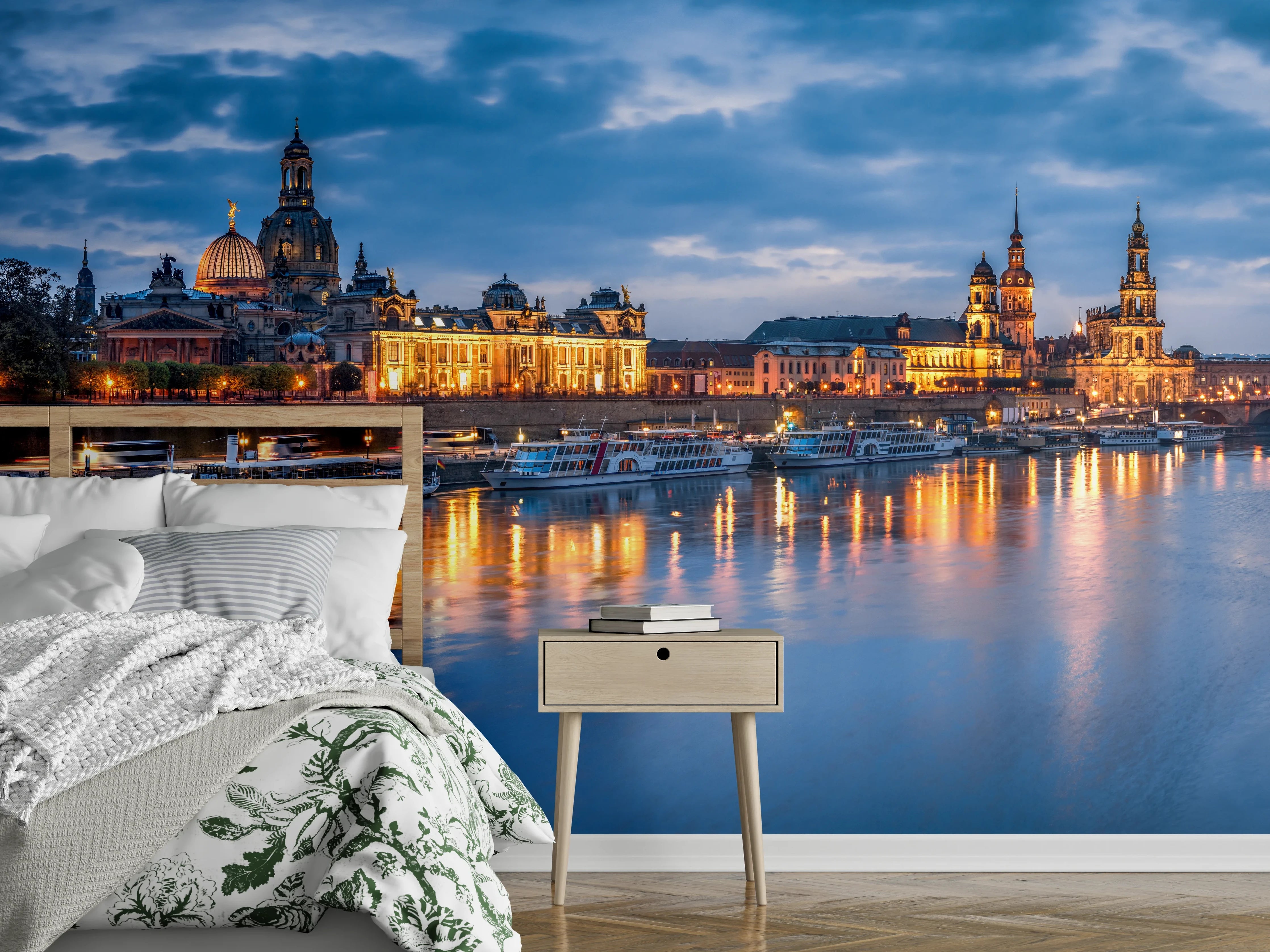 Wandverkleidung Schlafzimmer - Dresden Skyline am Abend, reflektierend