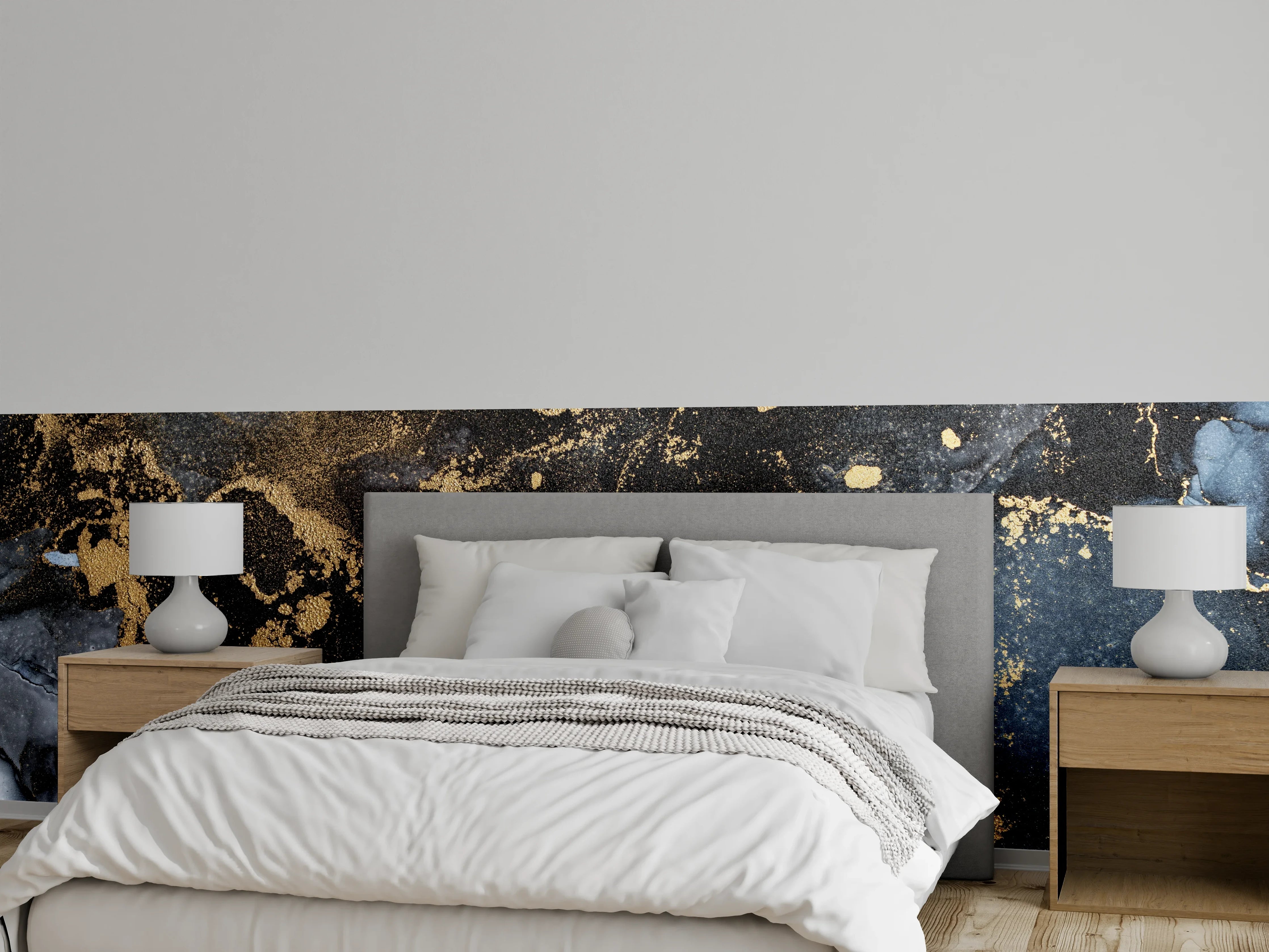 Wandverkleidung Schlafzimmer - Dunkle Marmoroptik mit goldenen Akzenten