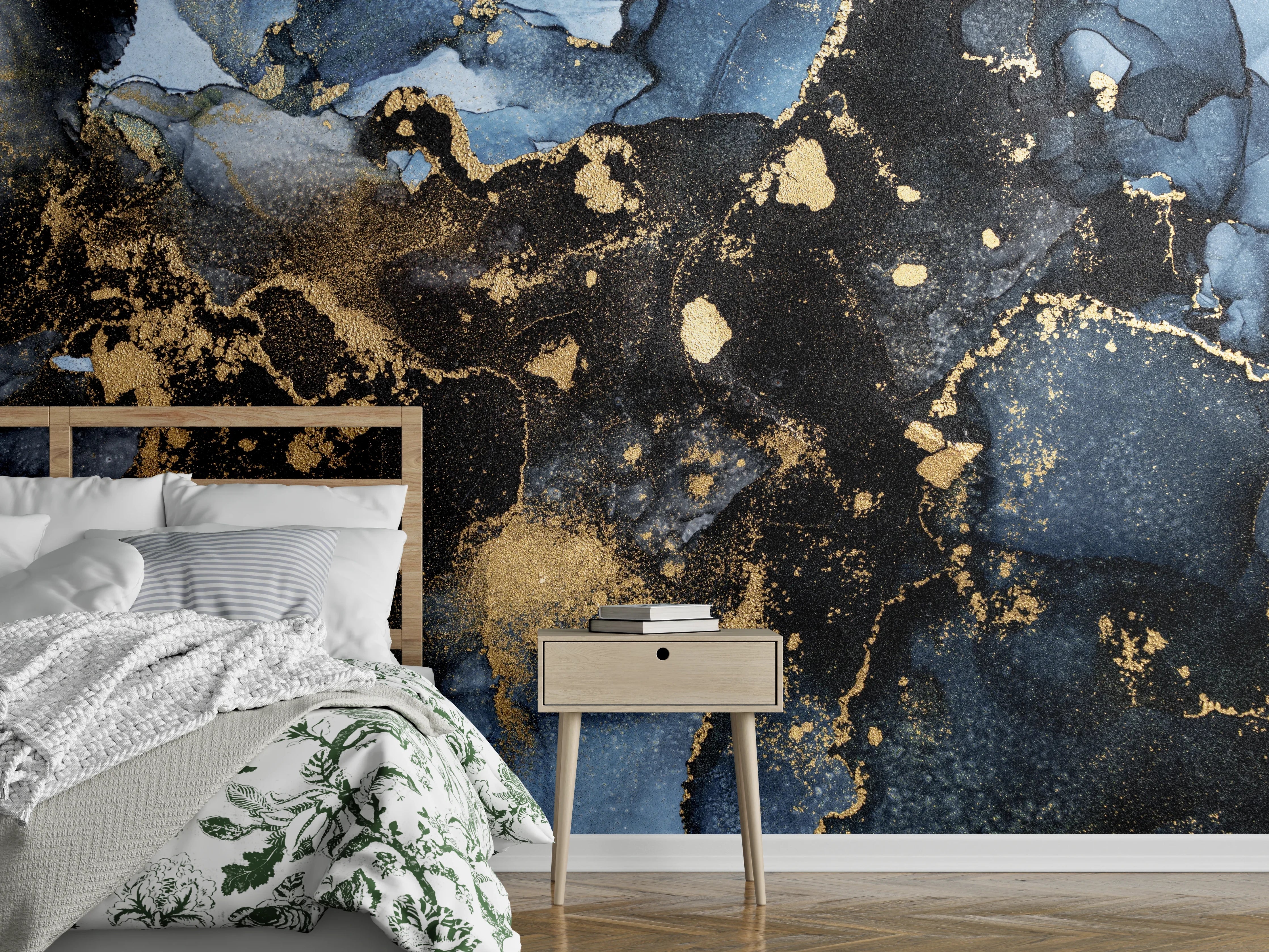 Wandverkleidung Schlafzimmer - Dunkle Marmoroptik mit goldenen Akzenten