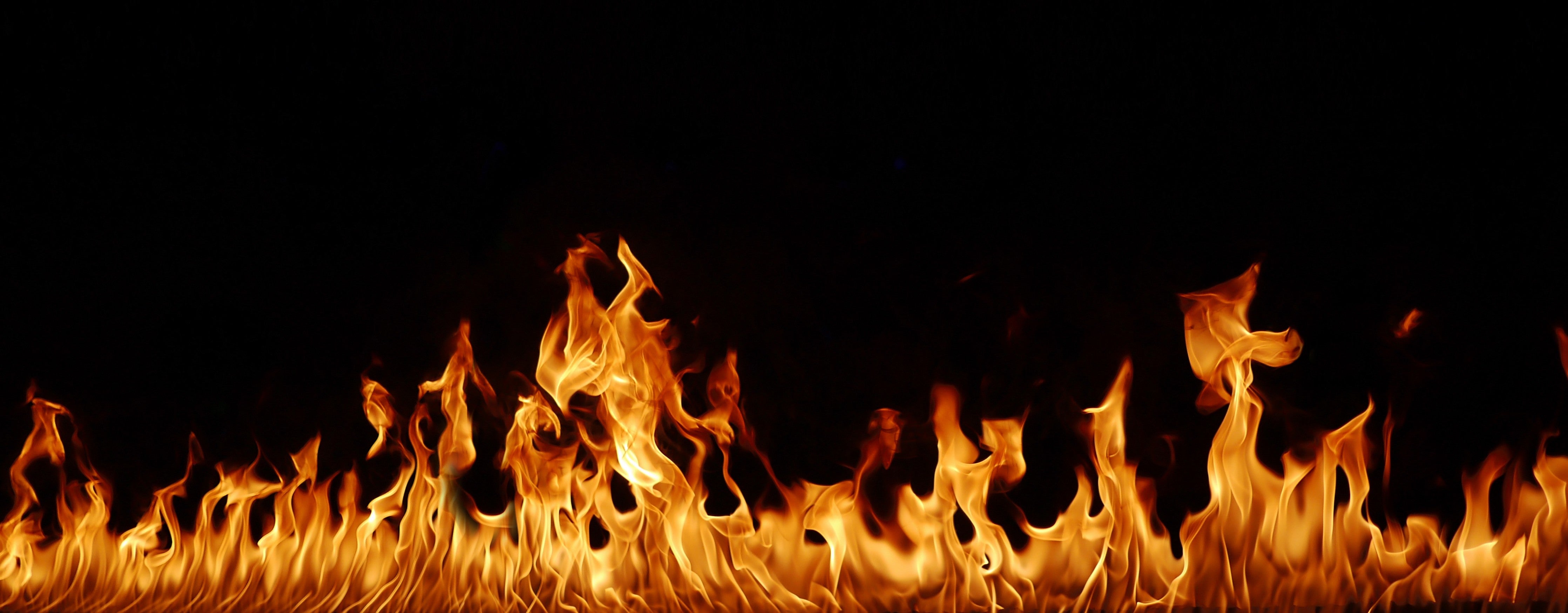 Wandverkleidung Schlafzimmer-Dynamisches Flammenmotiv auf schwarzem Hintergrund