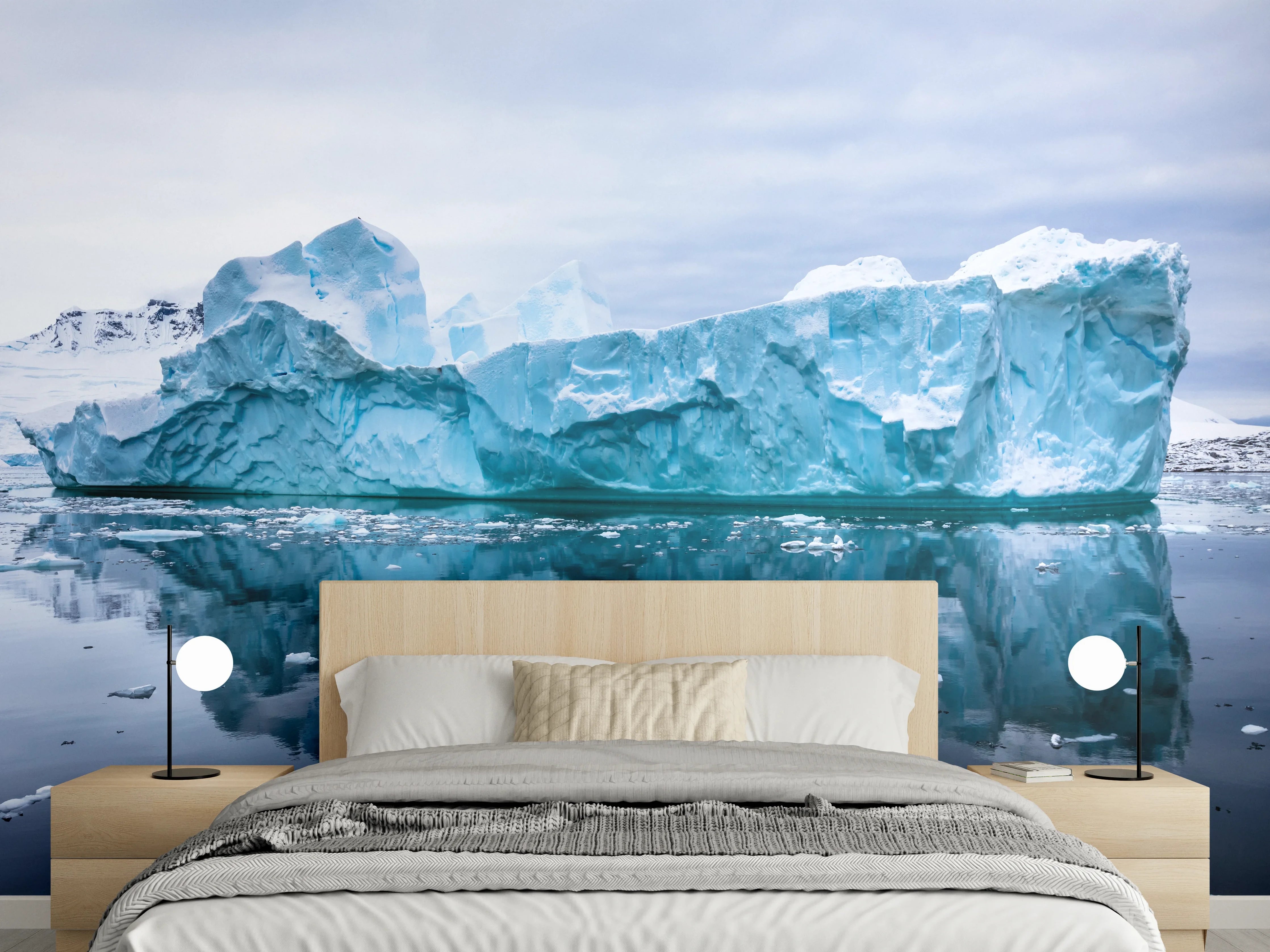 Wandverkleidung Schlafzimmer - Eisberg Spiegelung: Faszinierende Naturaufnahme